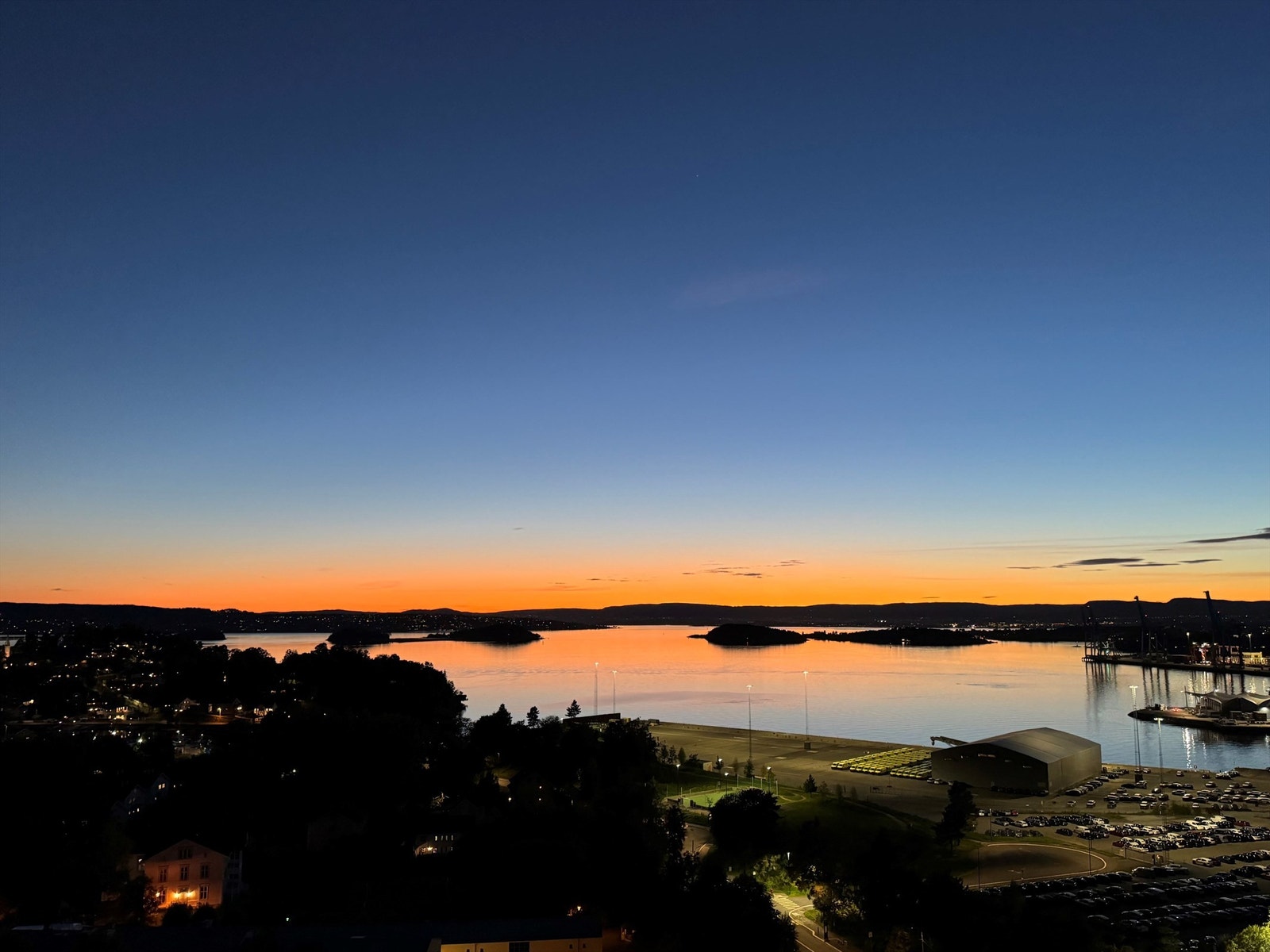 En attraktivt beliggenhet med en unik nærhet til fjorden. Galleribilde