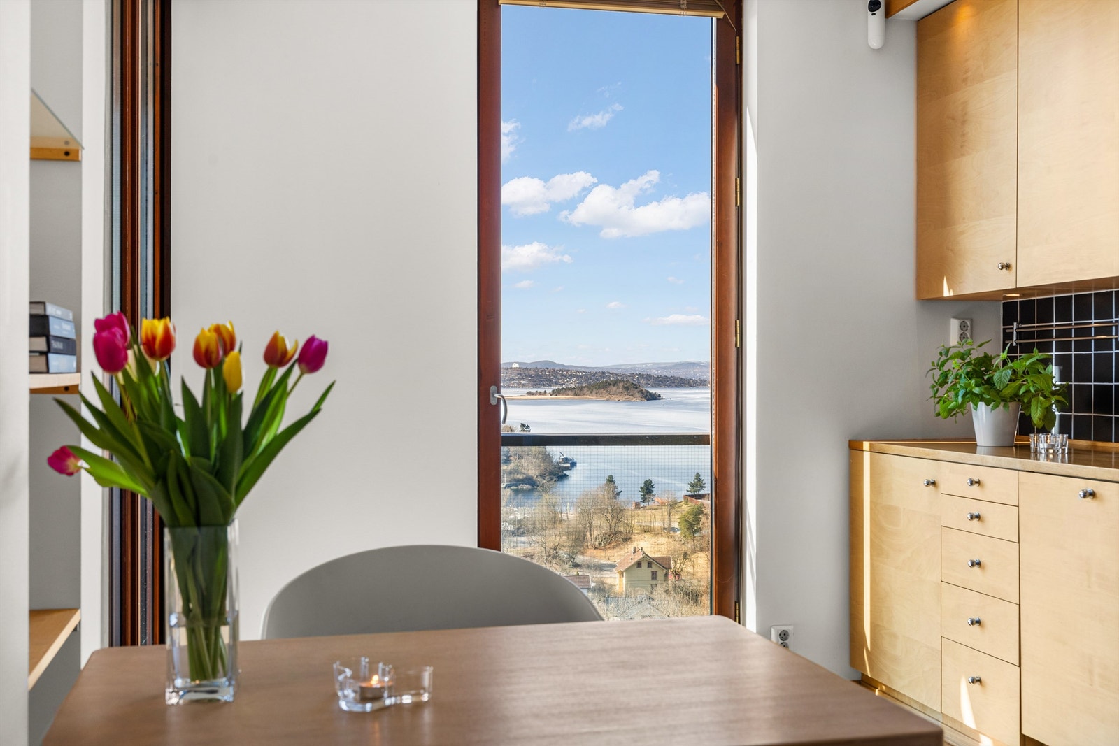 Grei utsikt fra spisebordet på kjøkkenet ? Galleribilde