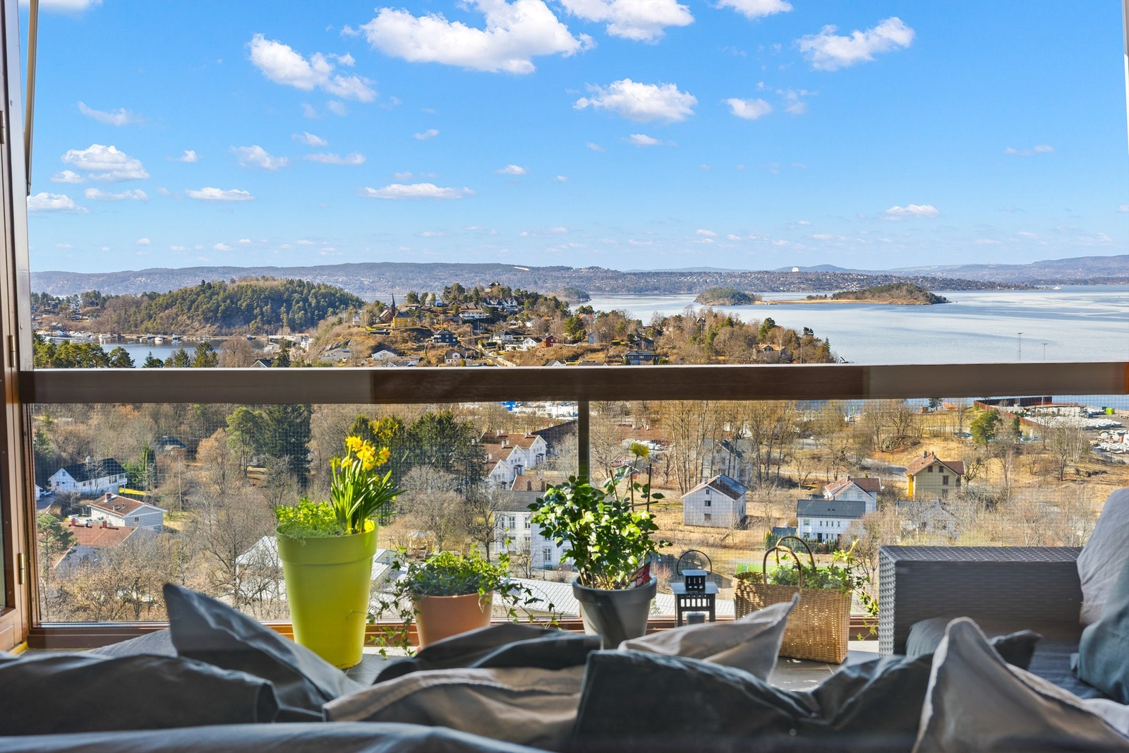 Praktfull utsikt over fjorden, øyene og Nesoddlandet. Galleribilde