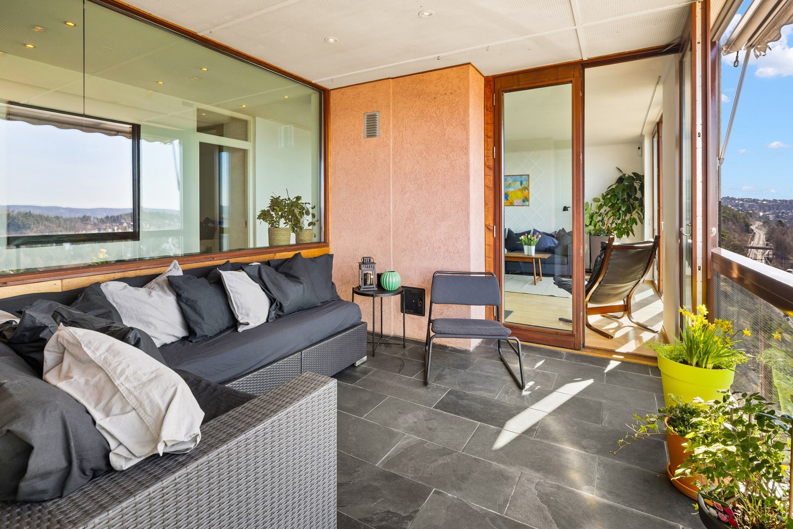 Vestvendt balkong med takoverbygg som gjør det mulig å nyte sene solnedganger året rundt. Galleribilde