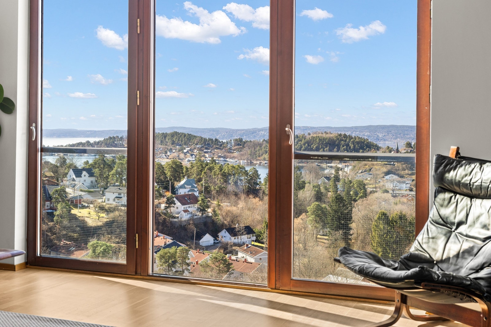 Store vindusflater mot vest Galleribilde