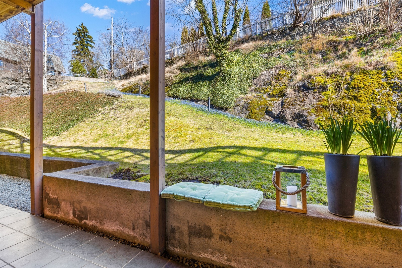 Svalgang med utsikt mot hyggelige fine fellesarealer. Galleribilde