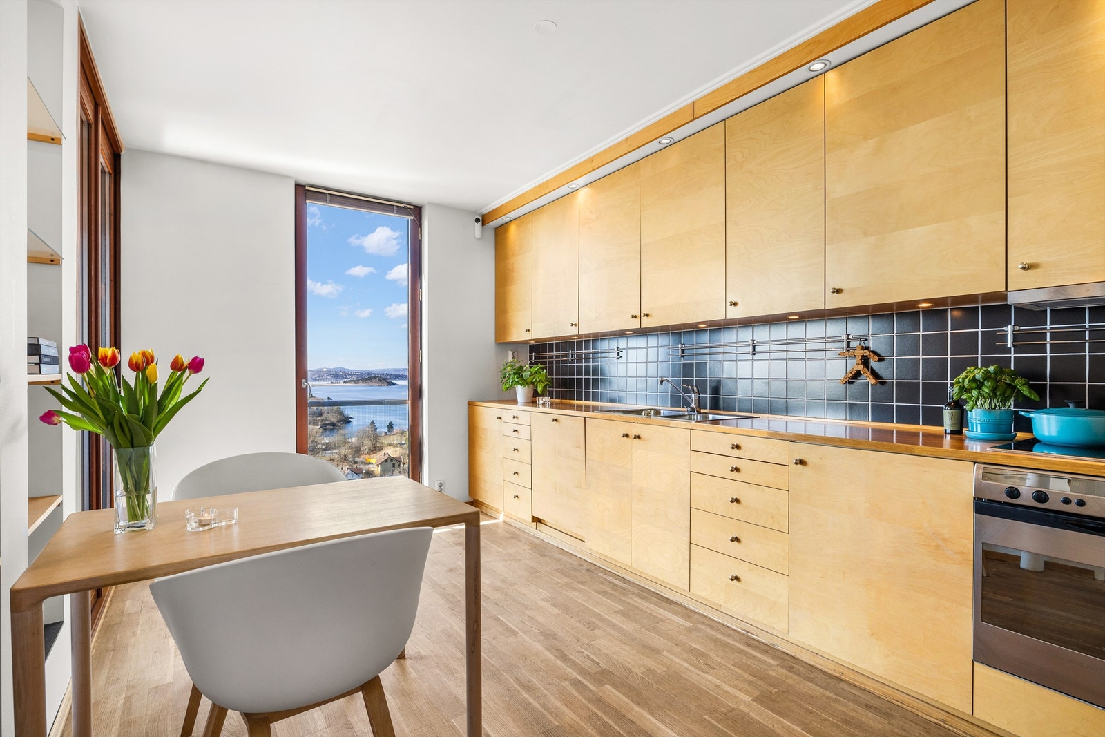 Romslig kjøkken med mye benk- og skapplass. Fransk balkong med fantastisk utsikt Galleribilde