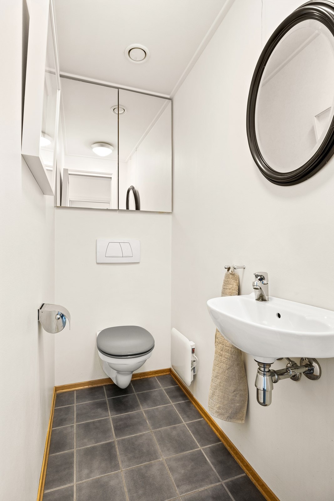 Separat toalett rom med adkomst fra hallen. Galleribilde