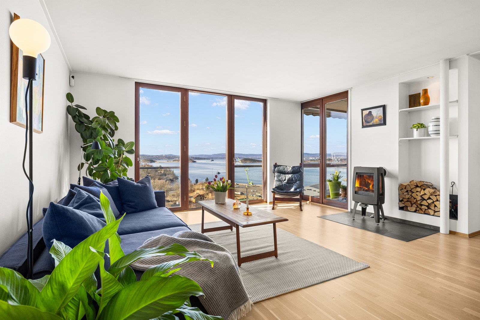 Adkomst til balkong via dobbel dører både fra stuen og kjøkkenet Galleribilde