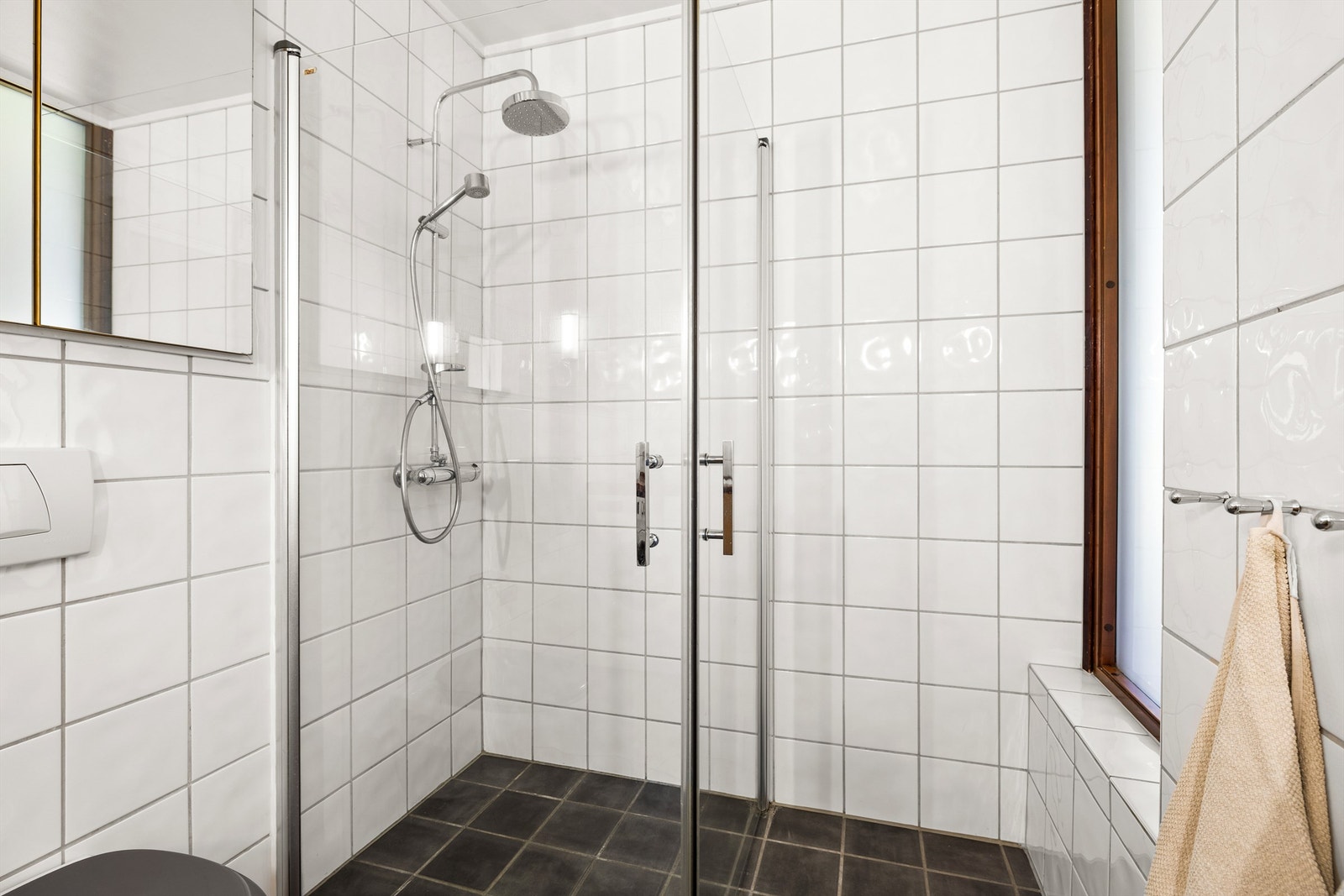 Vegghengt toalett samt regnfalldusj Galleribilde