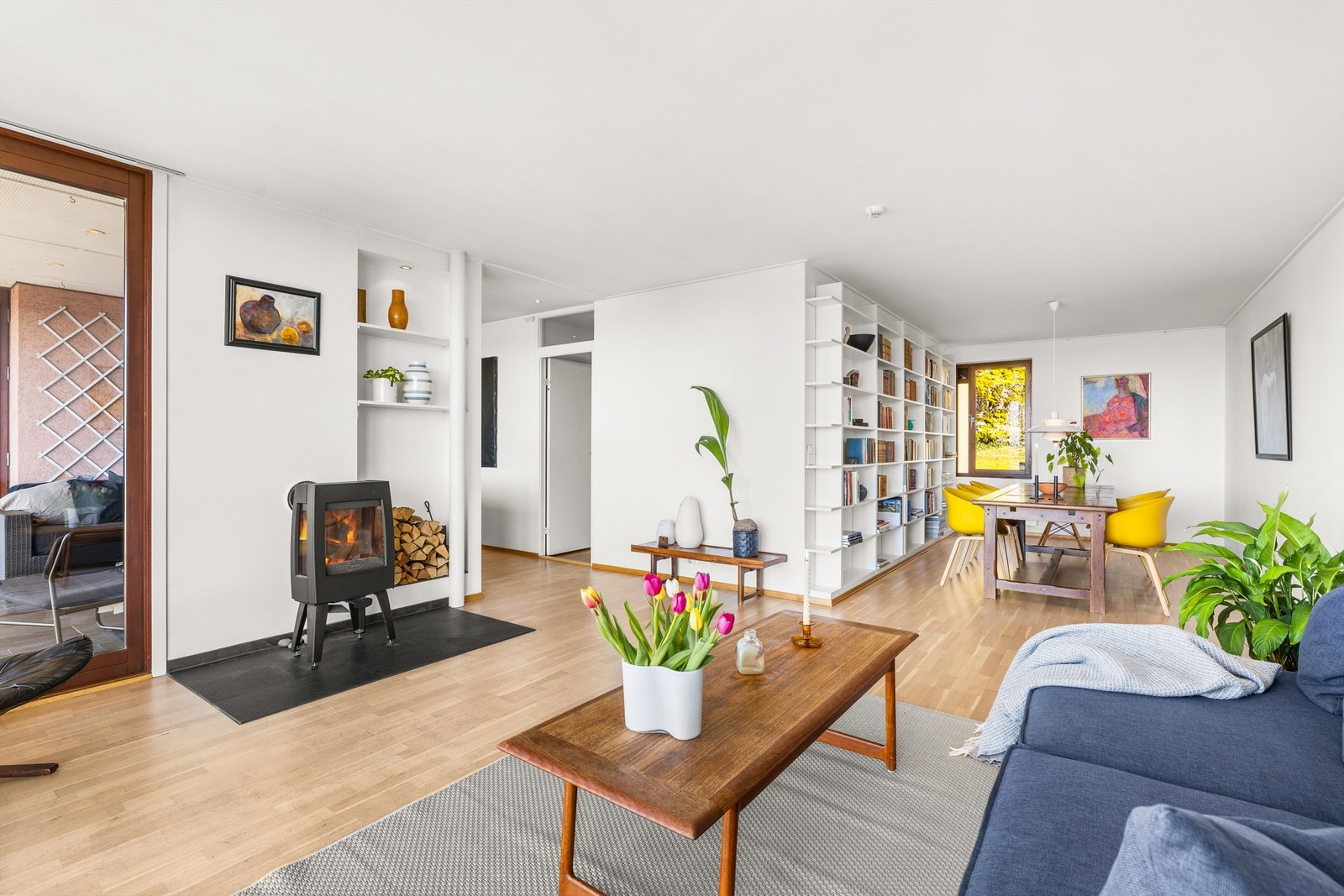 Romslig stue med gjennomgående lys, takhøyde på 2,50 m og hyggelig peisovn. Galleribilde