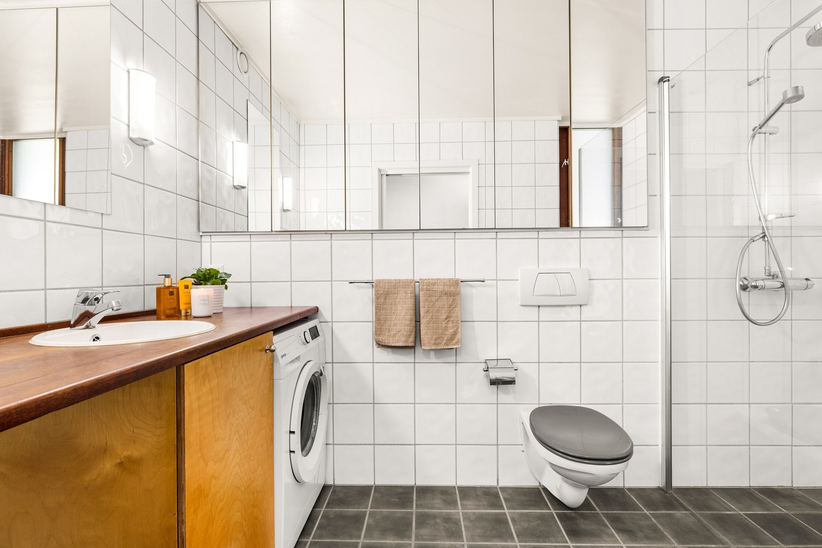 Bad med tidløse farger og innredning Galleribilde