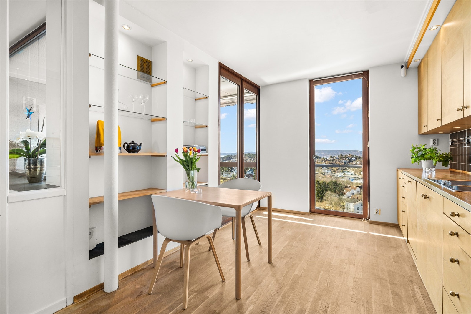 Direkte adkomst til balkongen fra kjøkkenet via dobbelte terrassedører. Galleribilde