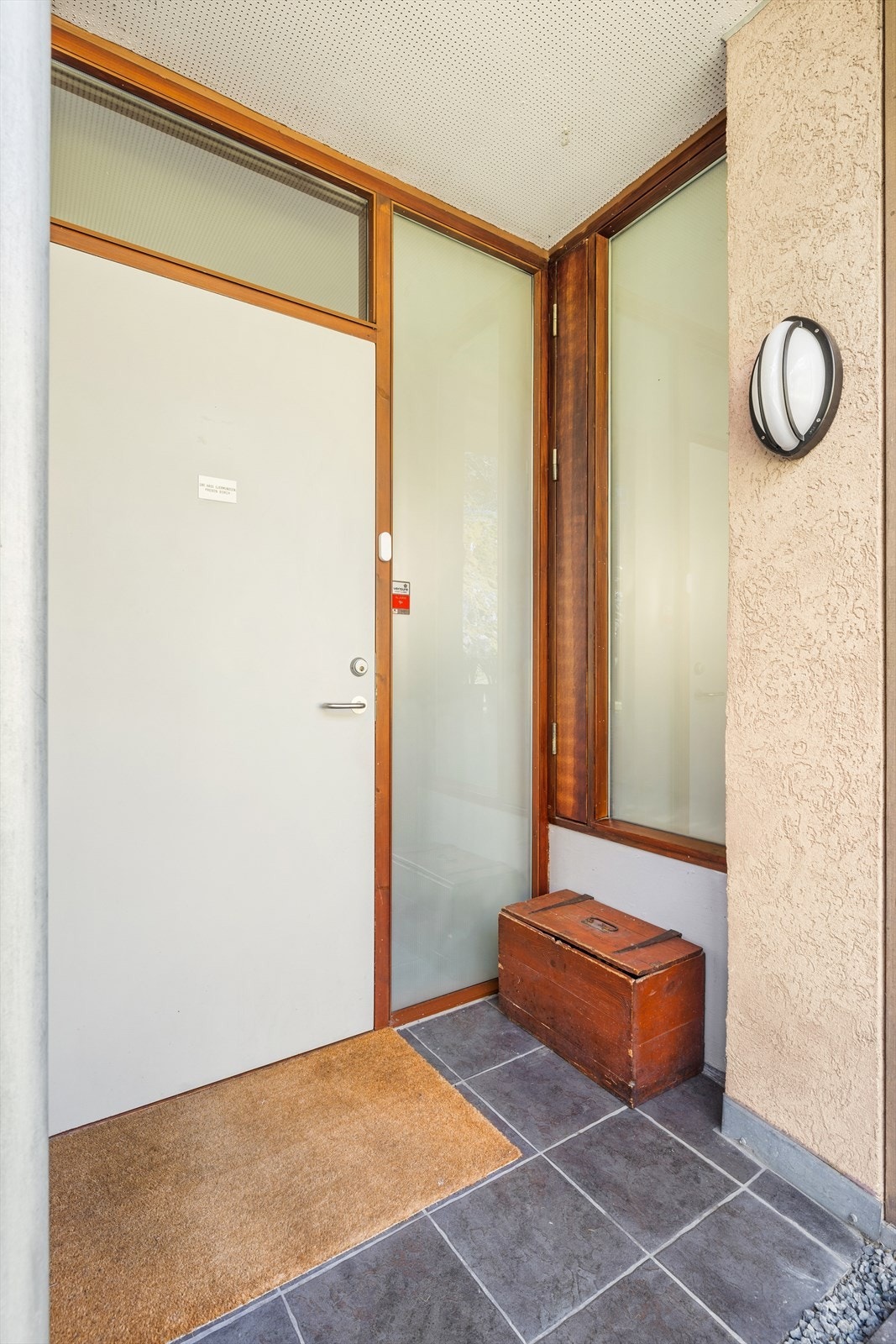 Leiligheten har egen separat inngang via svalgang. Trappefri adkomst med heis fra parkeringsplass på taket til leilighetsetasjen. Galleribilde