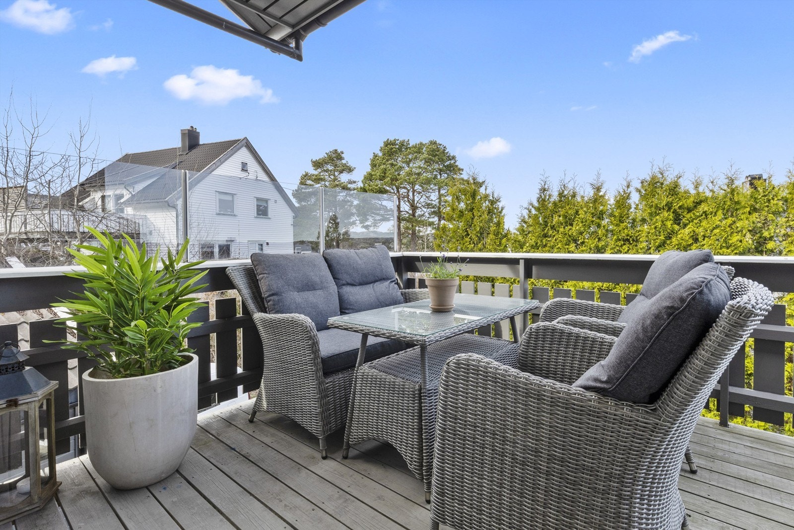 Terrassen på fremsiden av huset hvor man sitter helt usjenert til. Galleribilde