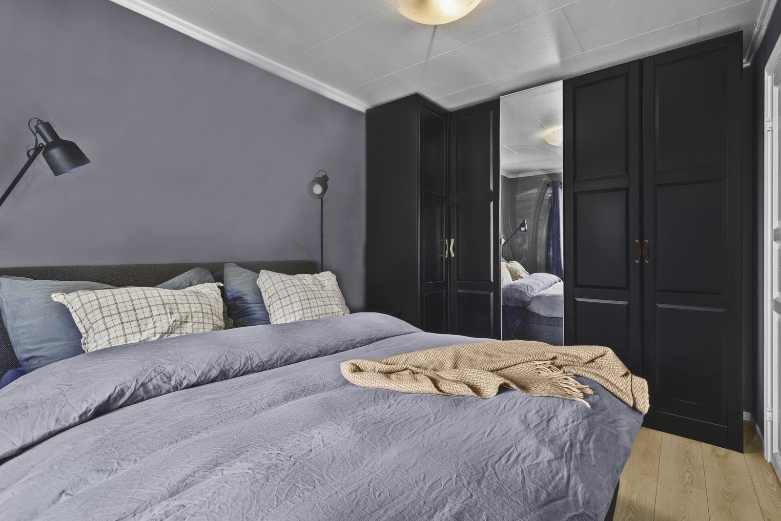 Garderobeskapet på soverommet medfølger. Galleribilde