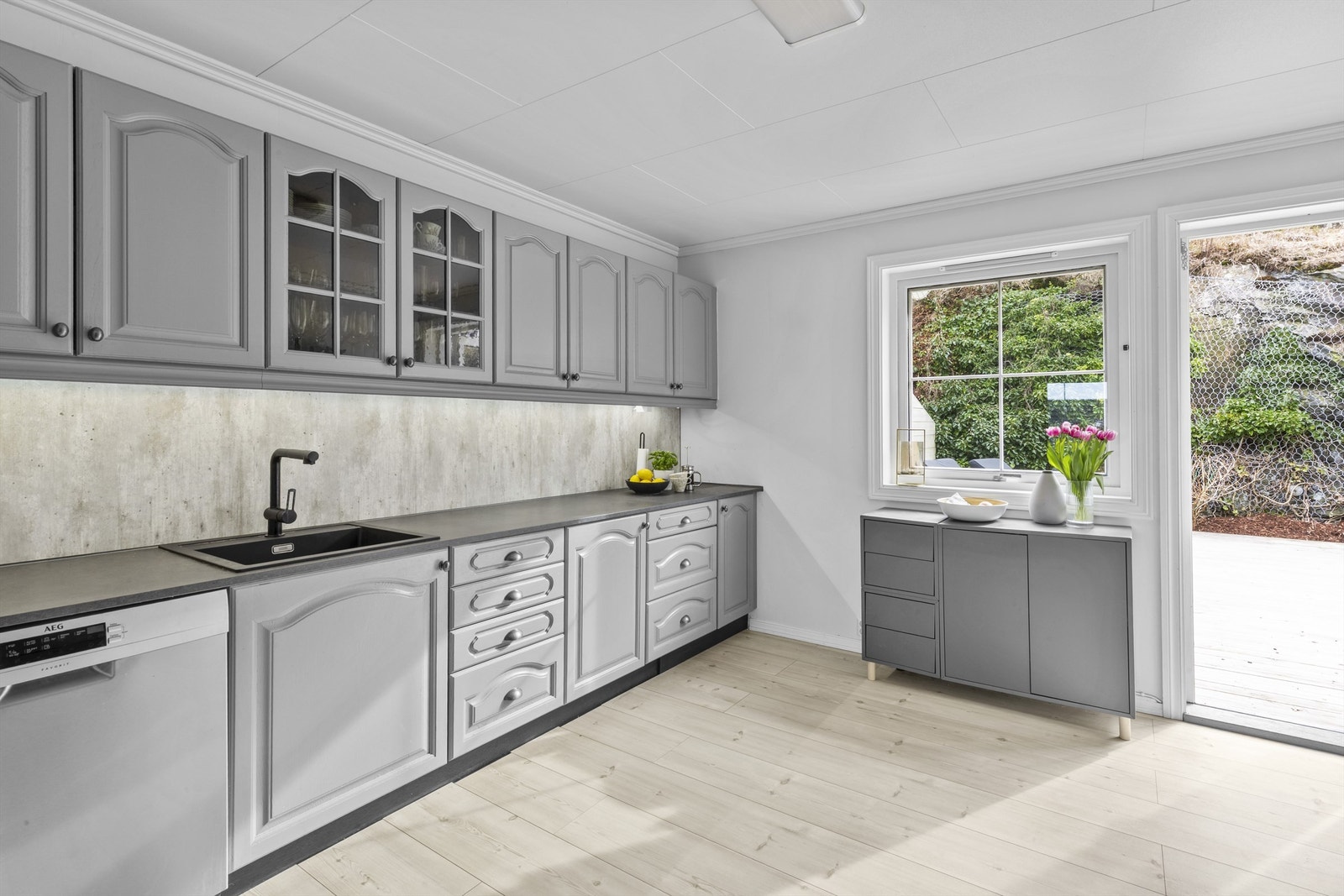 Integrert platetopp, stekeovn og oppvaskmaskin som medfølger. Ellers åpen løsning for kjøleskap (medfølger ikke). Galleribilde