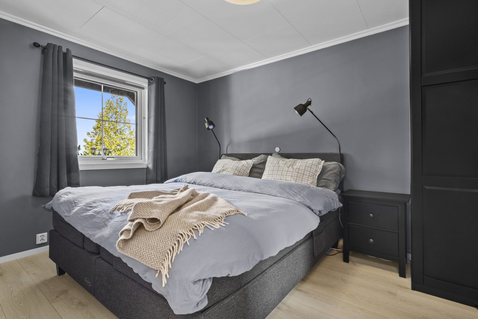 Hovedsoverom i 1. etasje med god plass til dobbeltseng og klesoppbevaring. Galleribilde