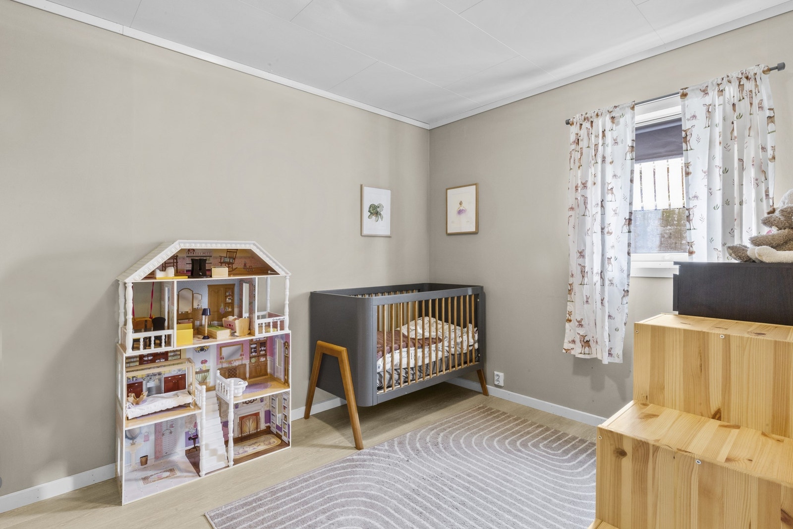 Innredet rom i 1. etasje som benyttes til soverom i dag. Rommet er opprinnelig godkjent som bod og ikke godkjent til varig opphold. Galleribilde