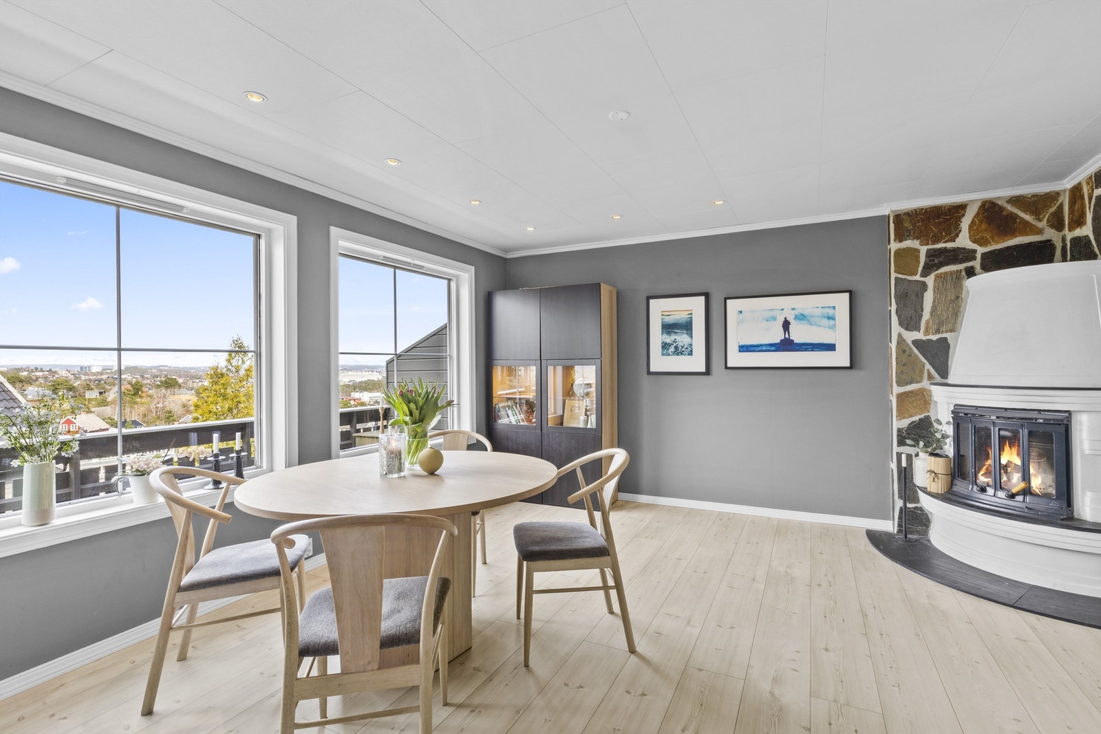 Dette er en ypperlig familiebolig i et etablert og populært nabolag, med nydelig utsikt også fra stuen. Galleribilde