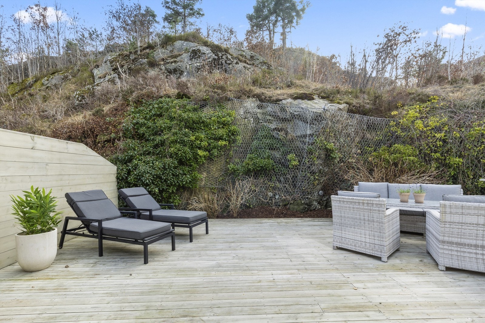 Flott, usjenert uteplass som grenser til lnfr areal/skogsareal. Galleribilde