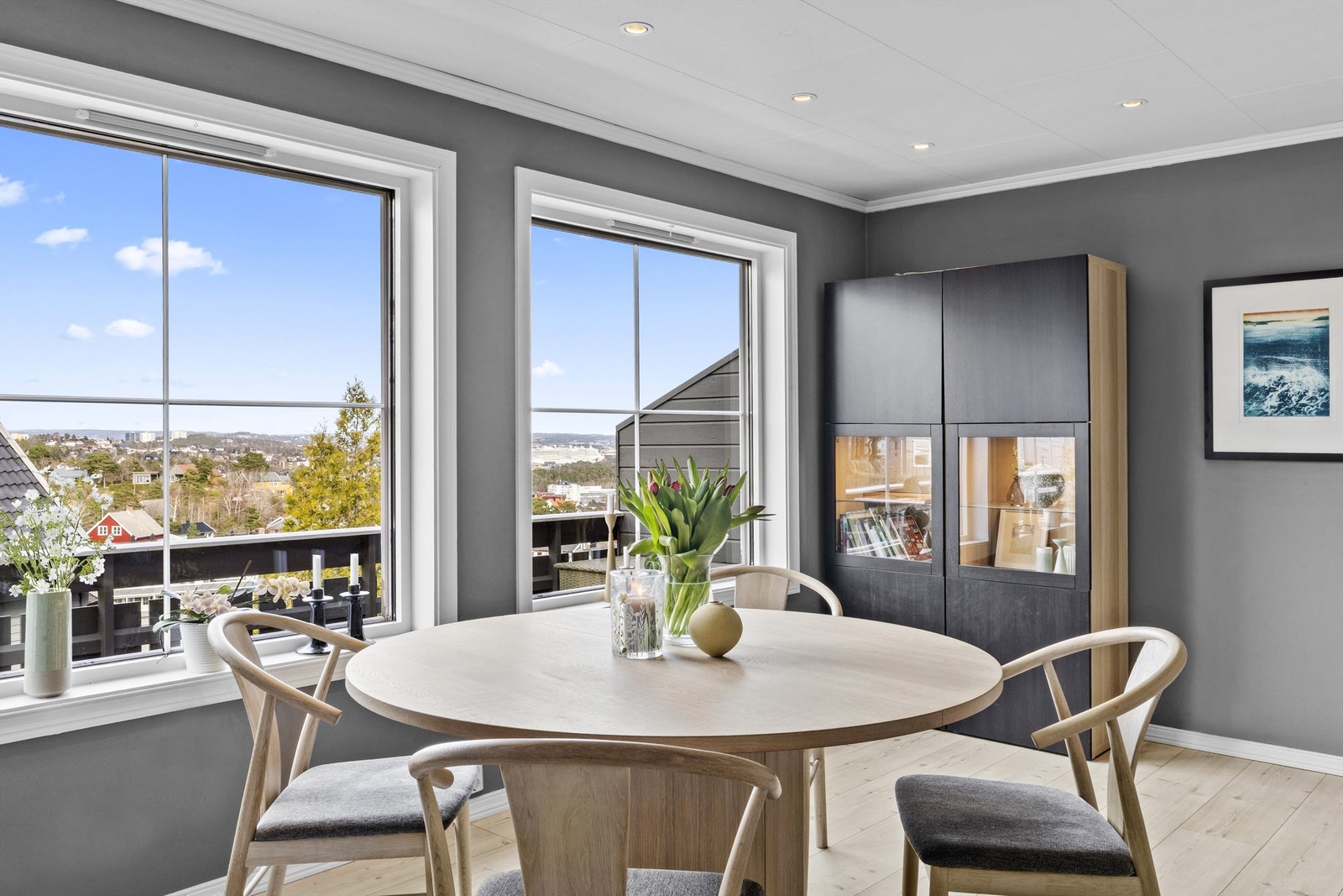 Store vindusflater som gir godt med naturlig dagslys. Galleribilde