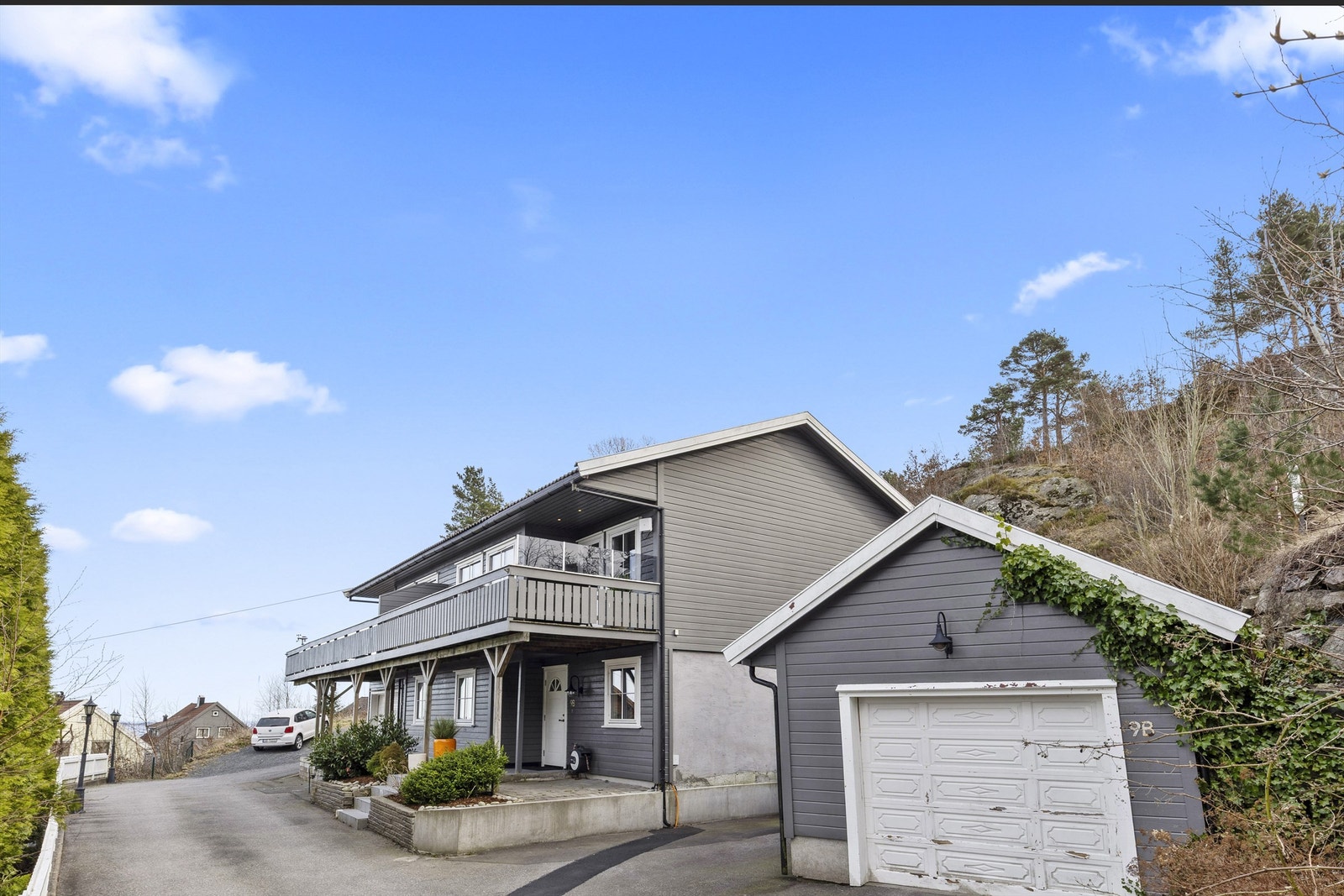 Boligen ligger i en stikkvei fra Grågåsveien, i barnevennlig og trygge omgivelser. Det medfølger garasje med tilhørende elbil-lader. Foran garasjen er det snuplass for begge boligene. Galleribilde