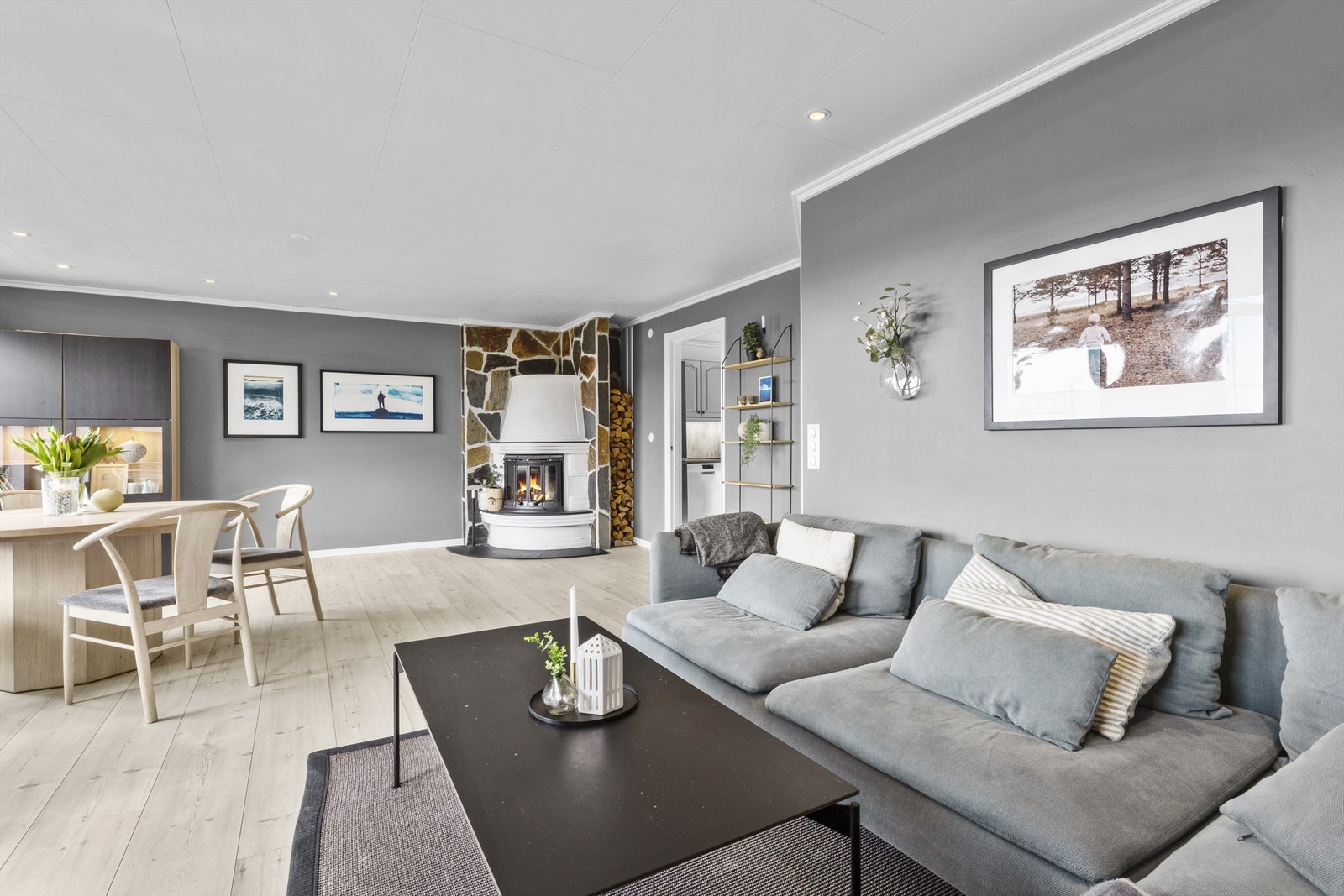 Svært hyggelig stue med naturlige soner for sofa- og spisestue. Galleribilde