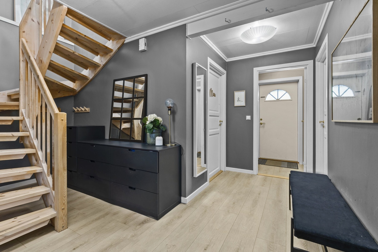 Gang/trappehall med plass til oppbevaring. Galleribilde