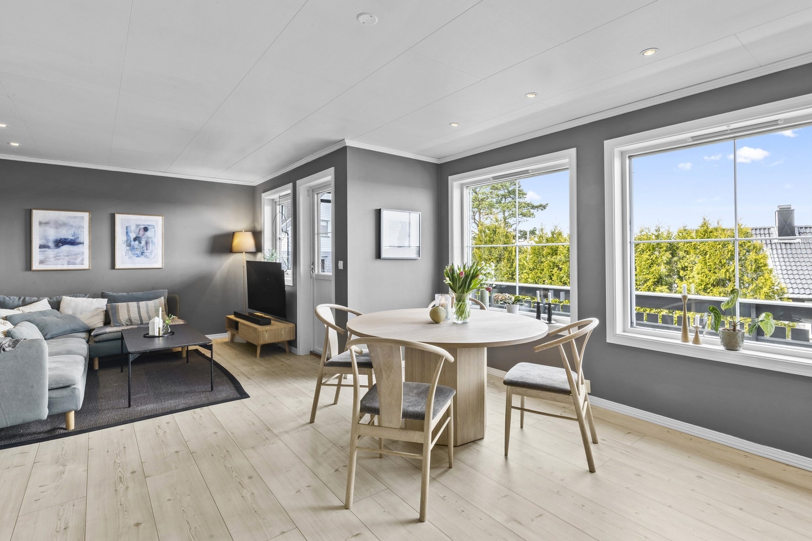 Fra stuen er det utgang til terrassen med nydelig utsikt. Galleribilde