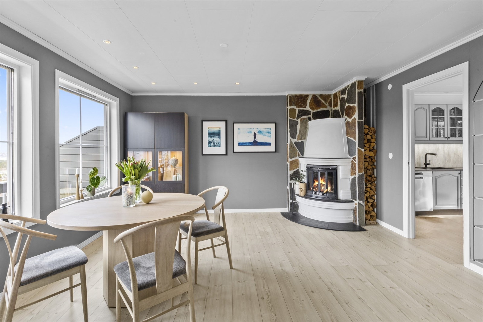 Spisestuen er også i en naturlig tilknytning til kjøkkenet. Galleribilde