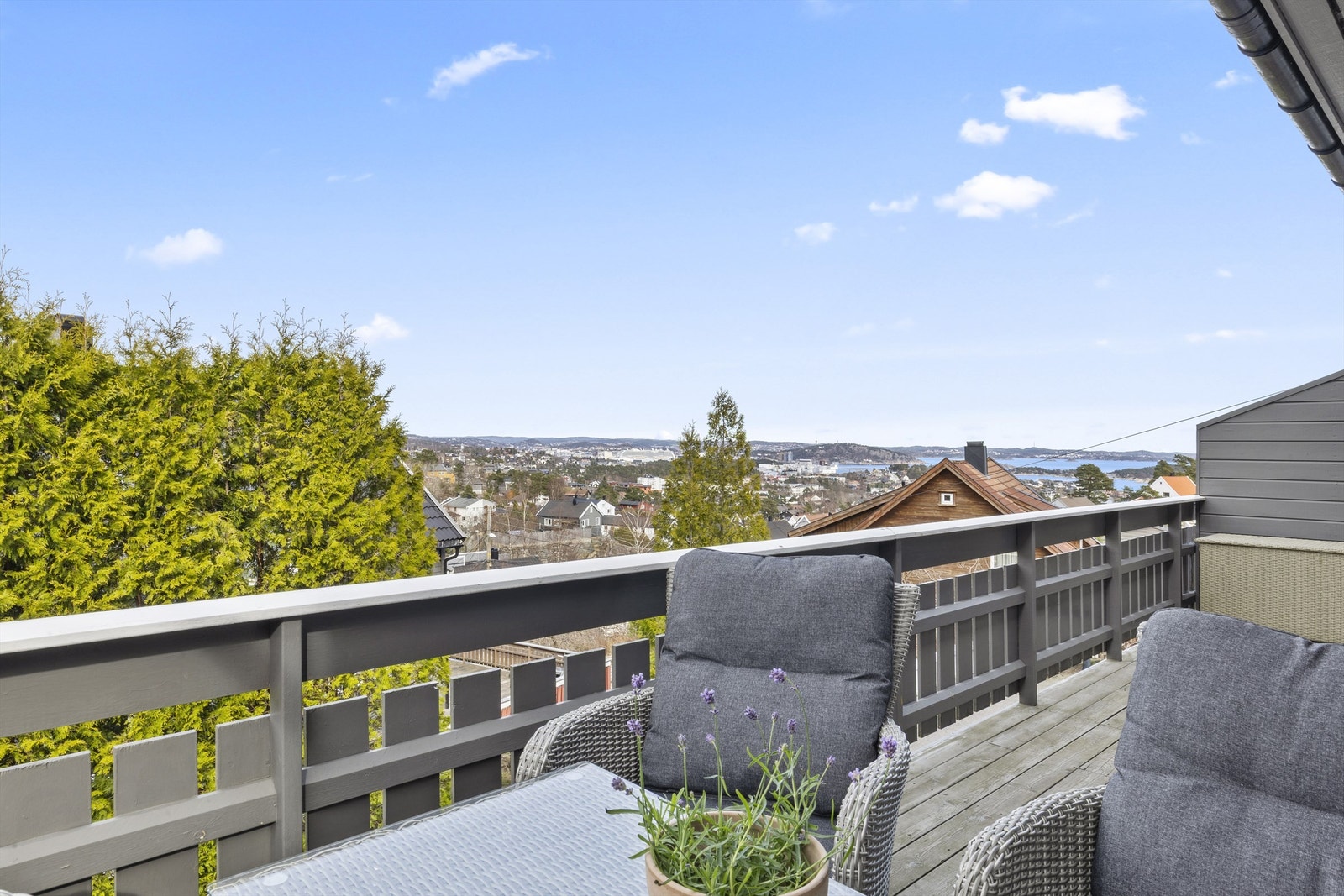 Velkommen til Grågåsveien 9B - En tomannsbolig med garasje, to flotte uteplasser og nydelig utsikt! Galleribilde