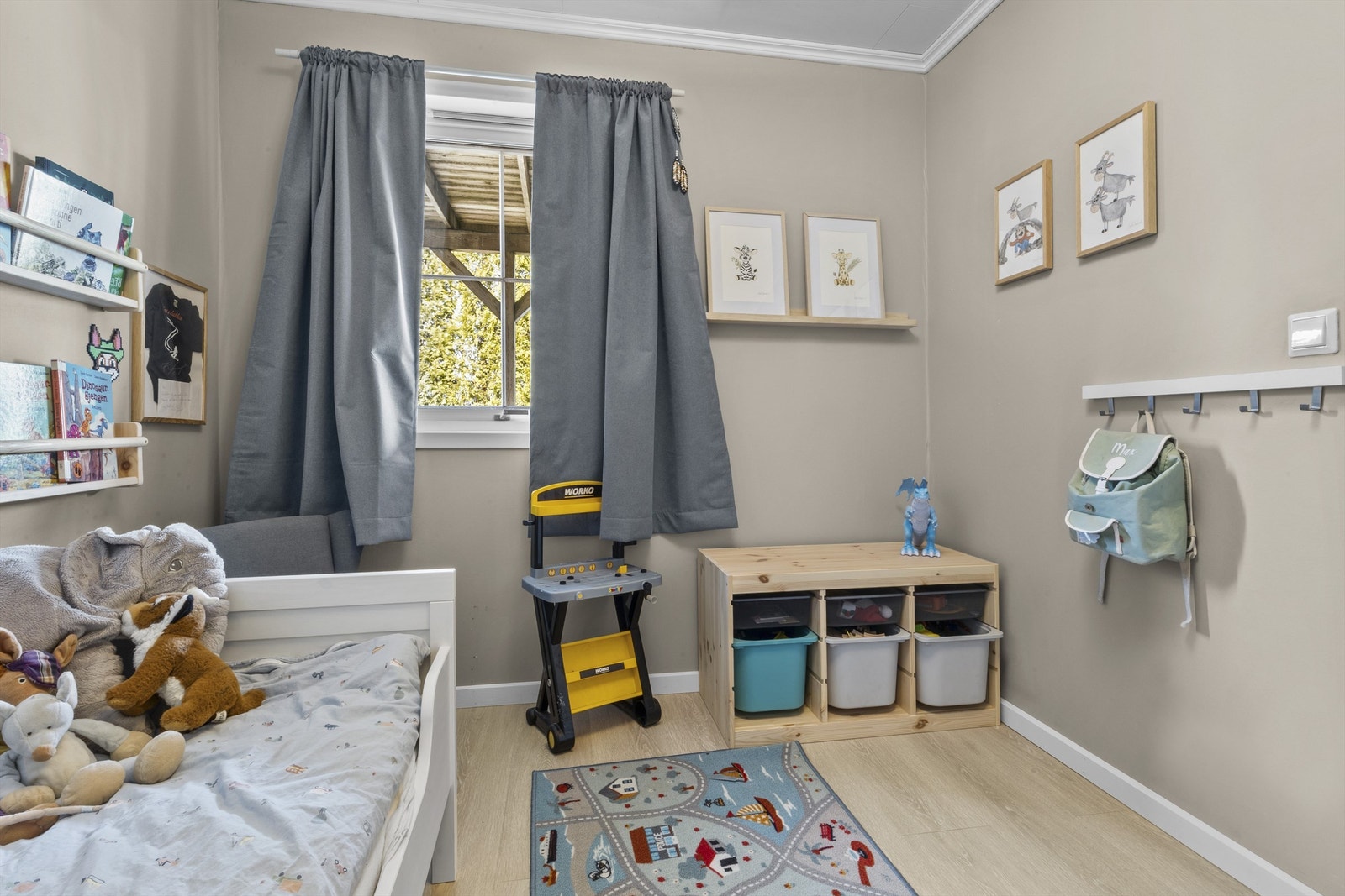 Soverom 2 med god plass til seng og annet møblement. Galleribilde