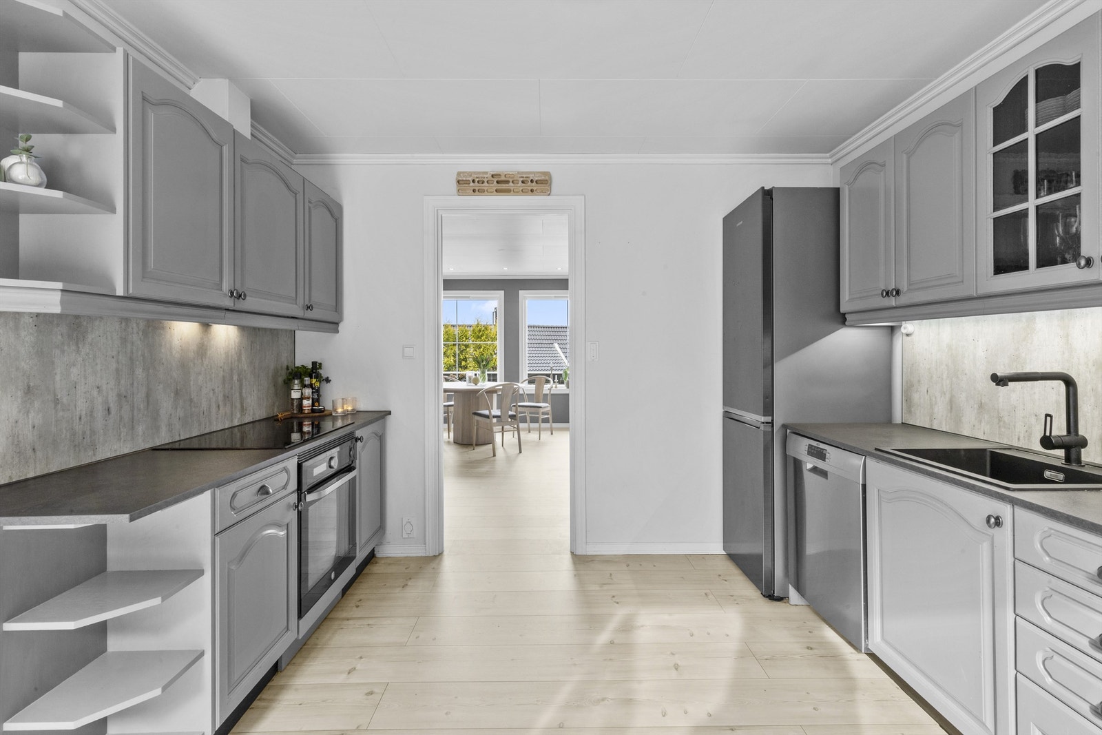 Rikelig med benk- og skapplass. Galleribilde