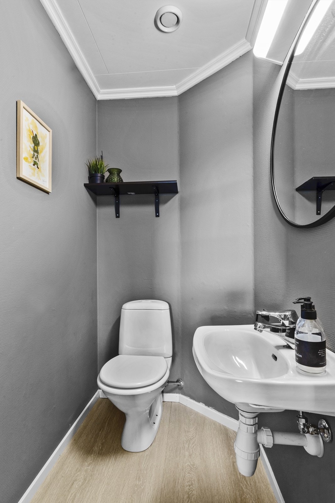 Toalettrom med vask og toalett. Galleribilde