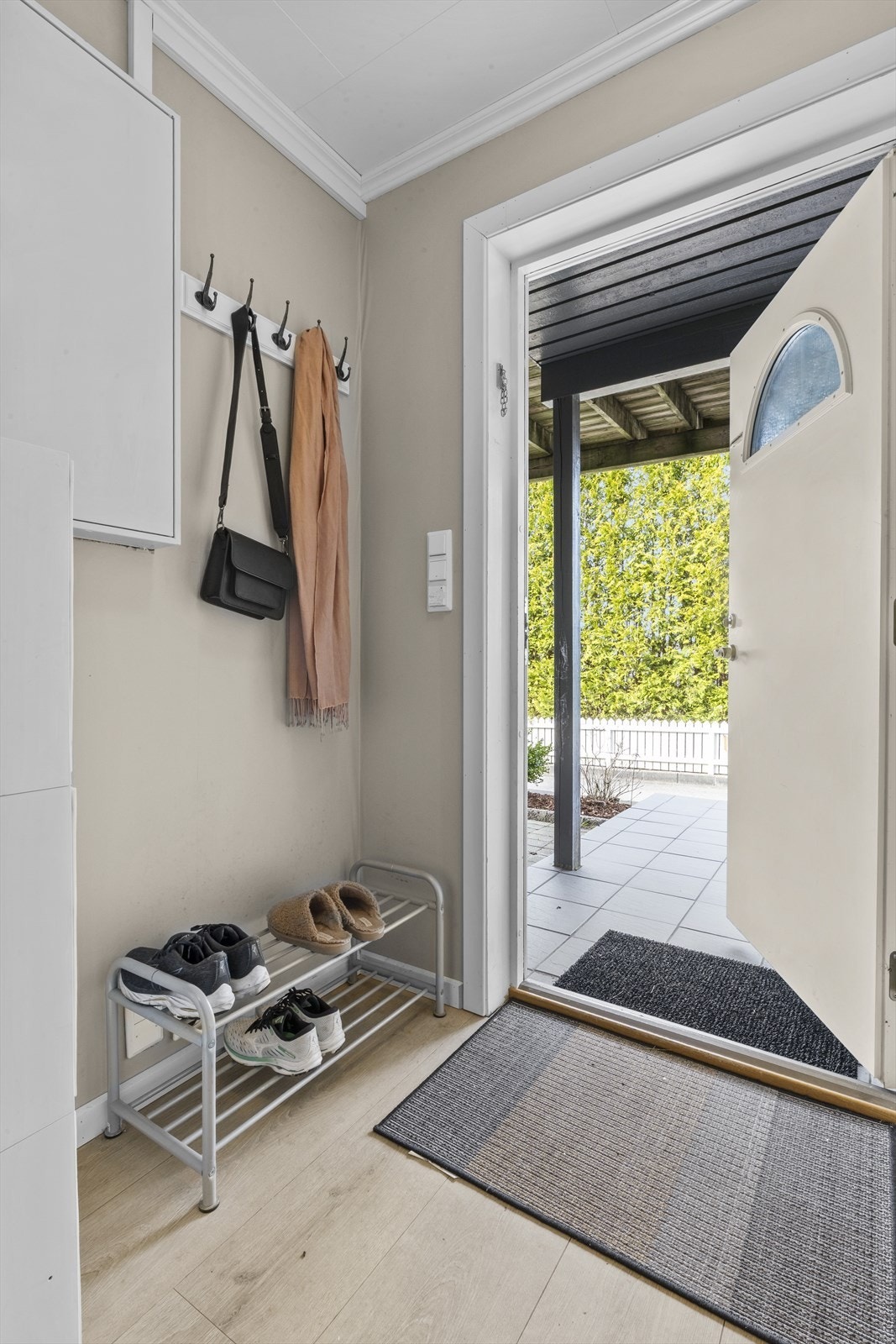 Vindfang med mulighet til å henge fra seg ytterklær. Galleribilde