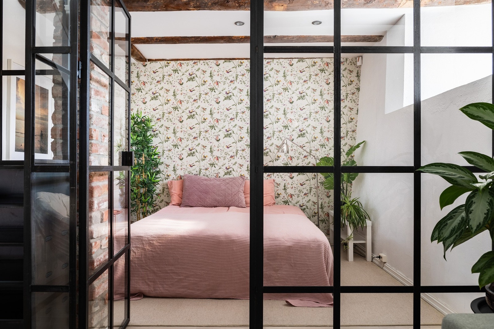 Underetasjen oppleves som lys og luftig, med sin rause takhøyde på oppunder 250 cm. Galleribilde