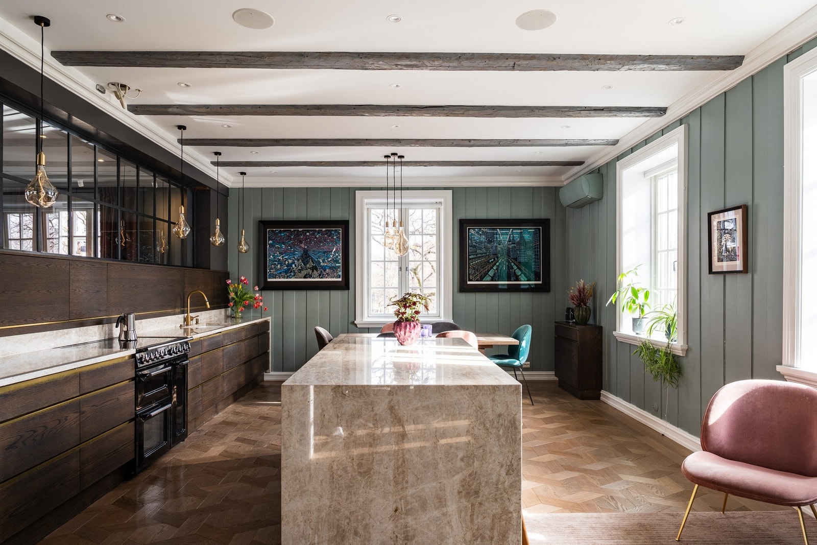 Det spesialdesignede kjøkkenet har en luftig og åpen løsning med store vinduer som vender i flere retninger og slipper inn rikelig med sollys. Galleribilde