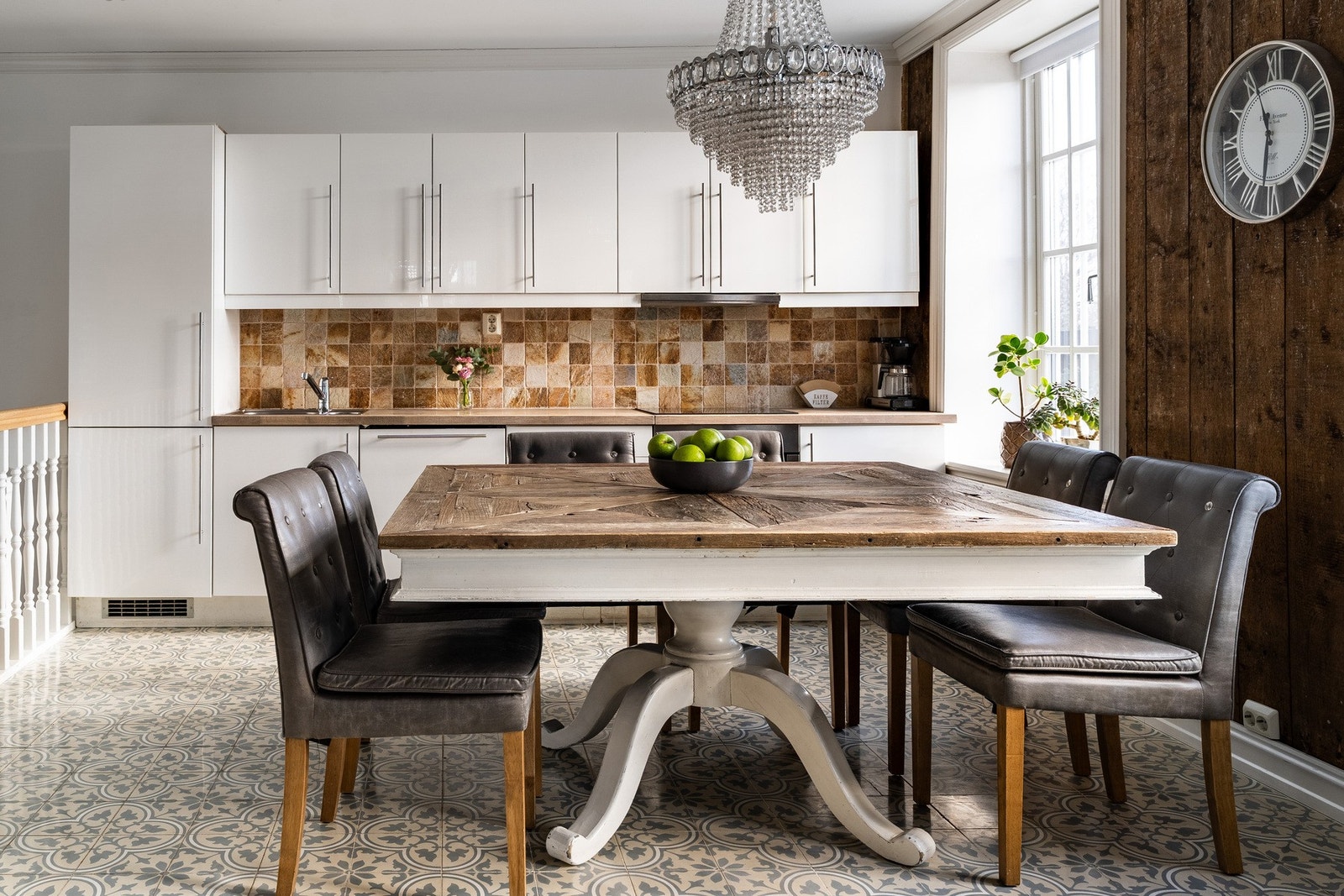 Seksjon 1 har en romslig kjøkkenløsning, med god plass til et stort spisebord. Galleribilde