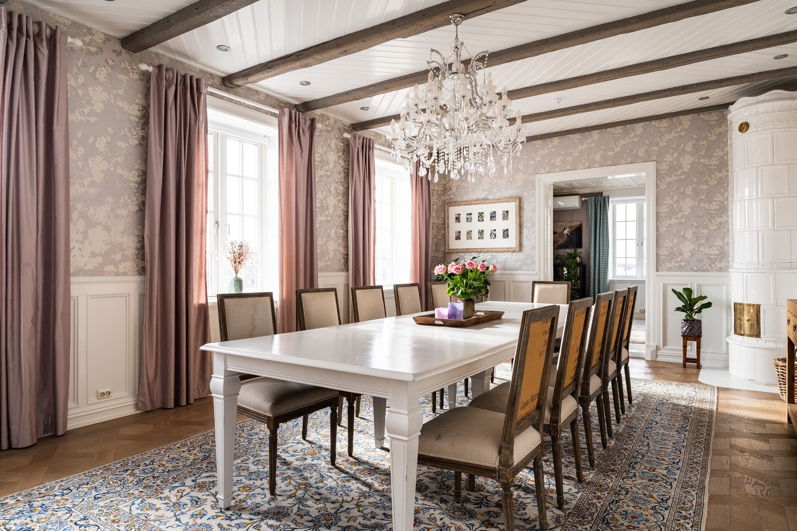 Klassisk brystningspanel, spesialdesignet eikeparkett og nesten 3 meters takhøyde gir spisestuen en herskapelig atmosfære. Galleribilde