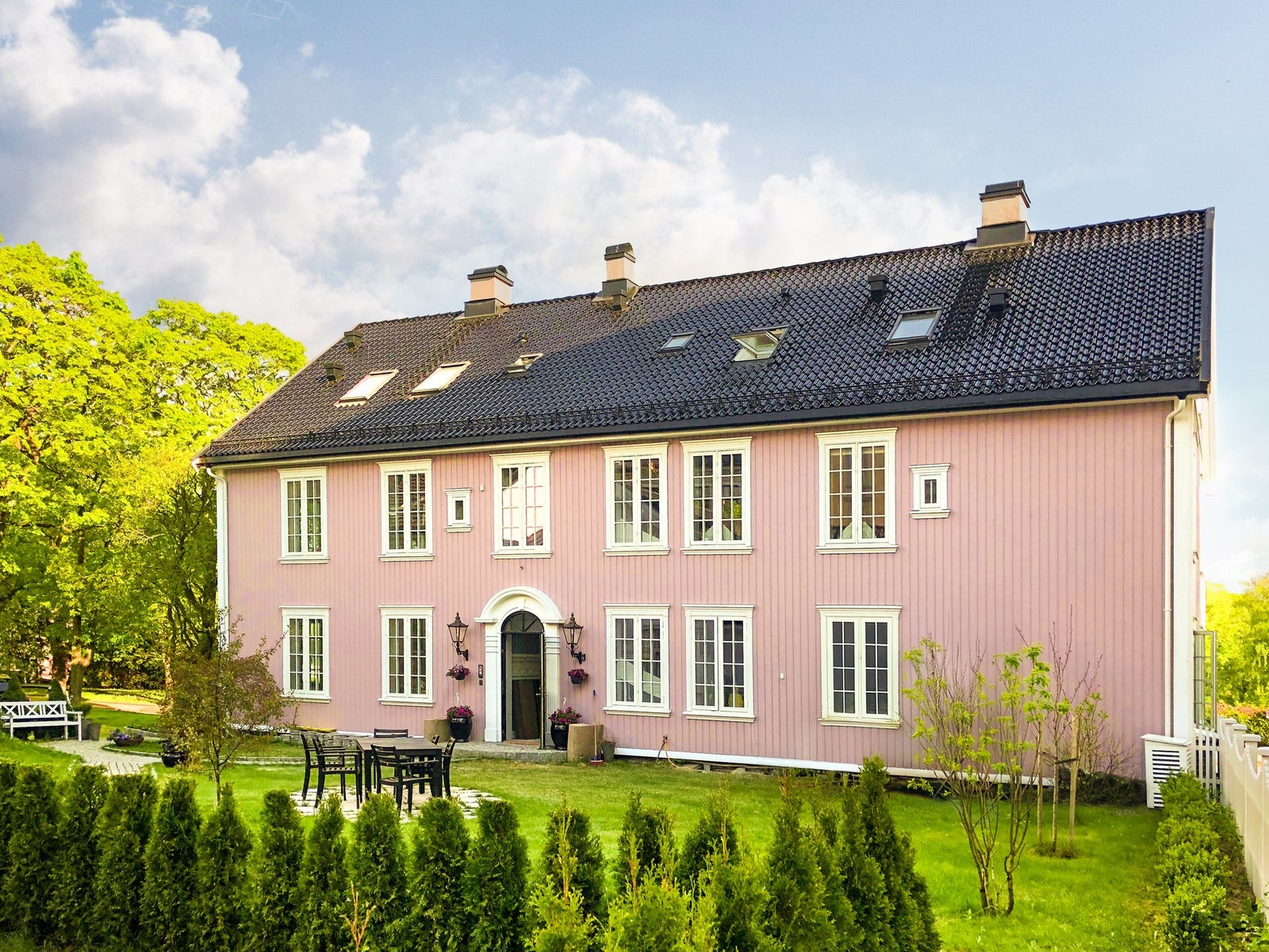 Aker Prestegård, en historisk eiendom med tre moderne leiligheter og svært gode leieinntekter. Galleribilde