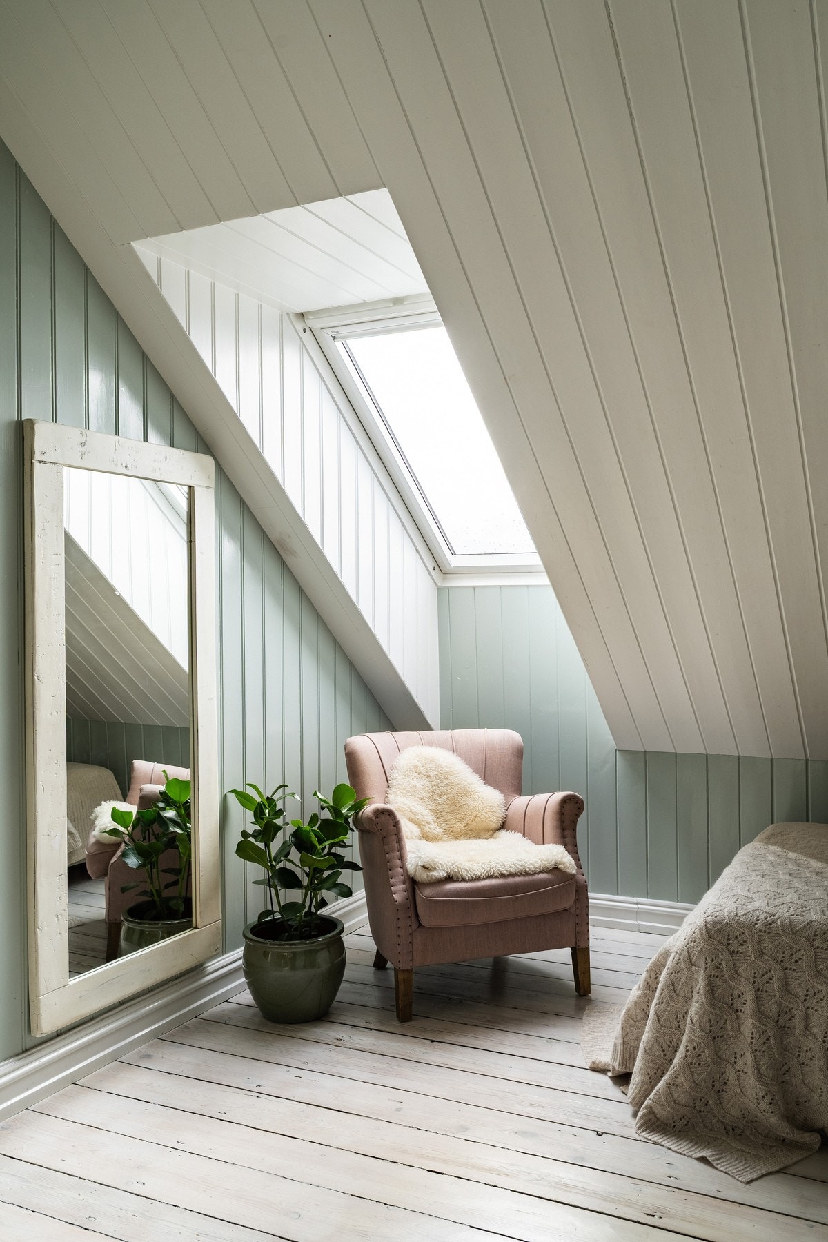 I hele loftsetasjen er det store takvinduer som slipper inn rikelig med lys. Her er fra soverom 3. Galleribilde