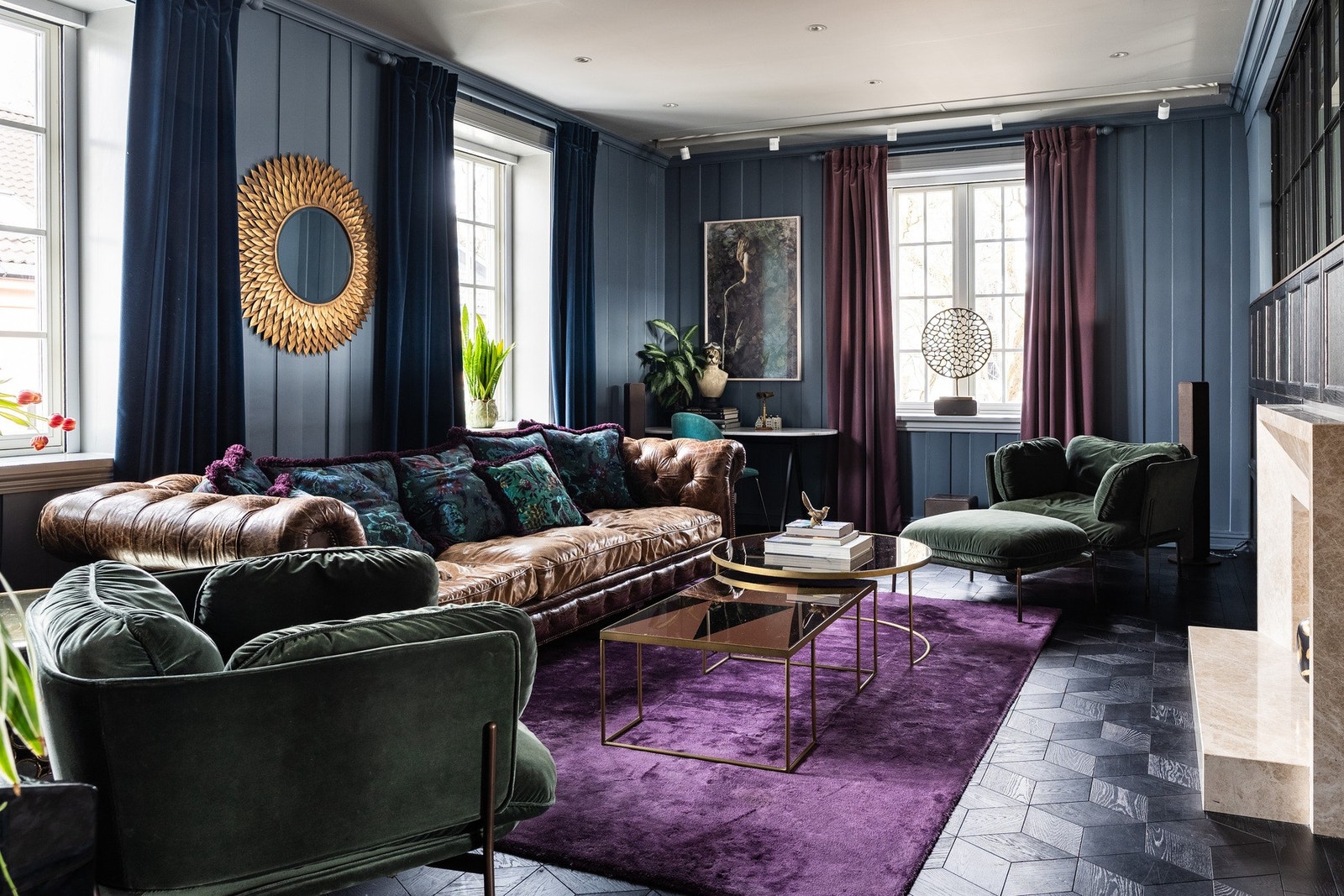 Et 3,6 meter bredt filmlerret skjuler seg i taket, sammen med et Dolby Atmos lydanlegg. Galleribilde