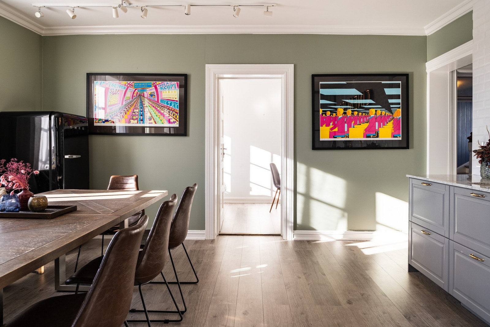 Kjøkkenskapene har en tidløs gråfarge, med en vakker benkeplate i lys marmor og metrofliser på veggen. Galleribilde