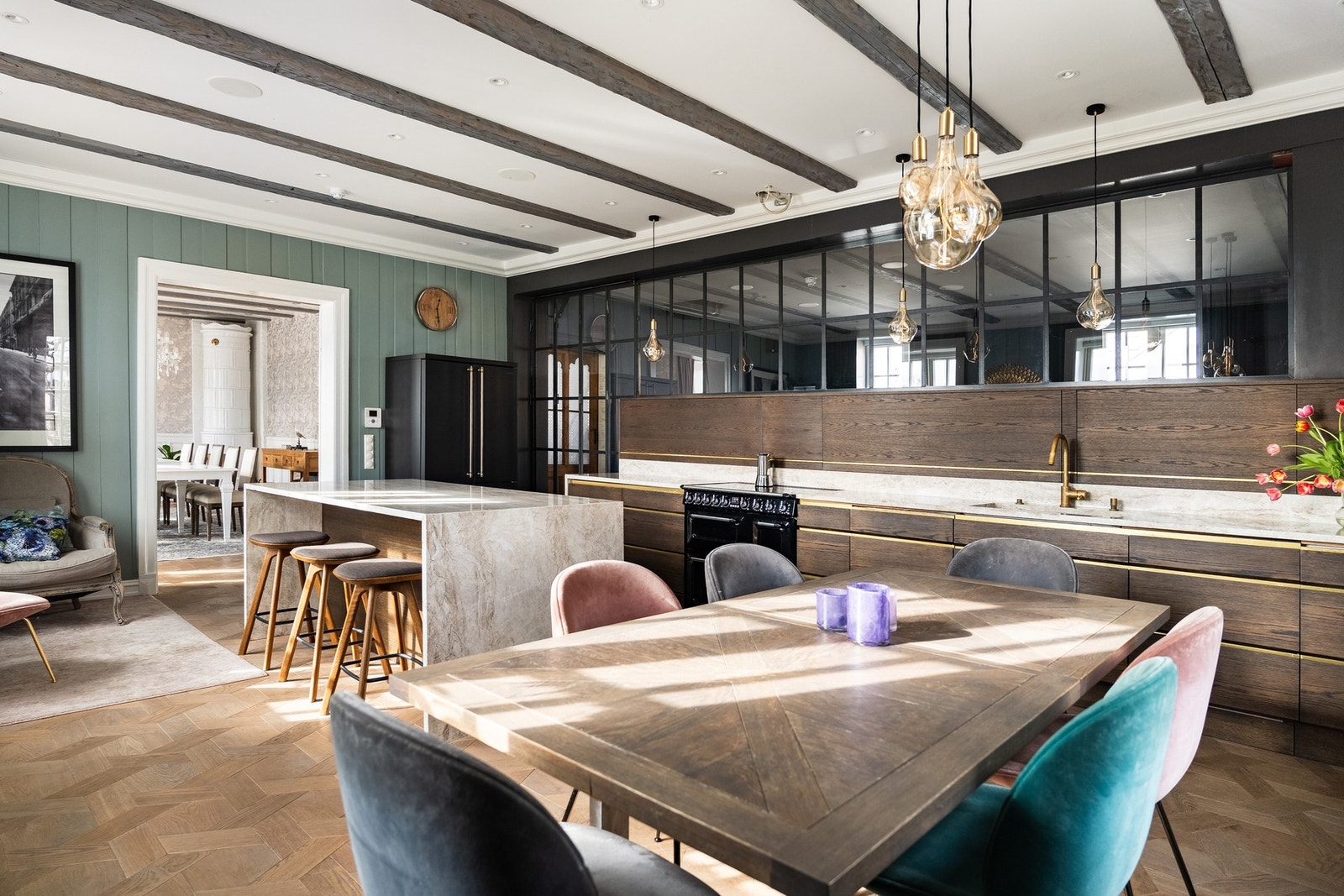 På godværsdager strømmer morgensolen inn gjennom de store, klassiske sprossevinduene. Galleribilde