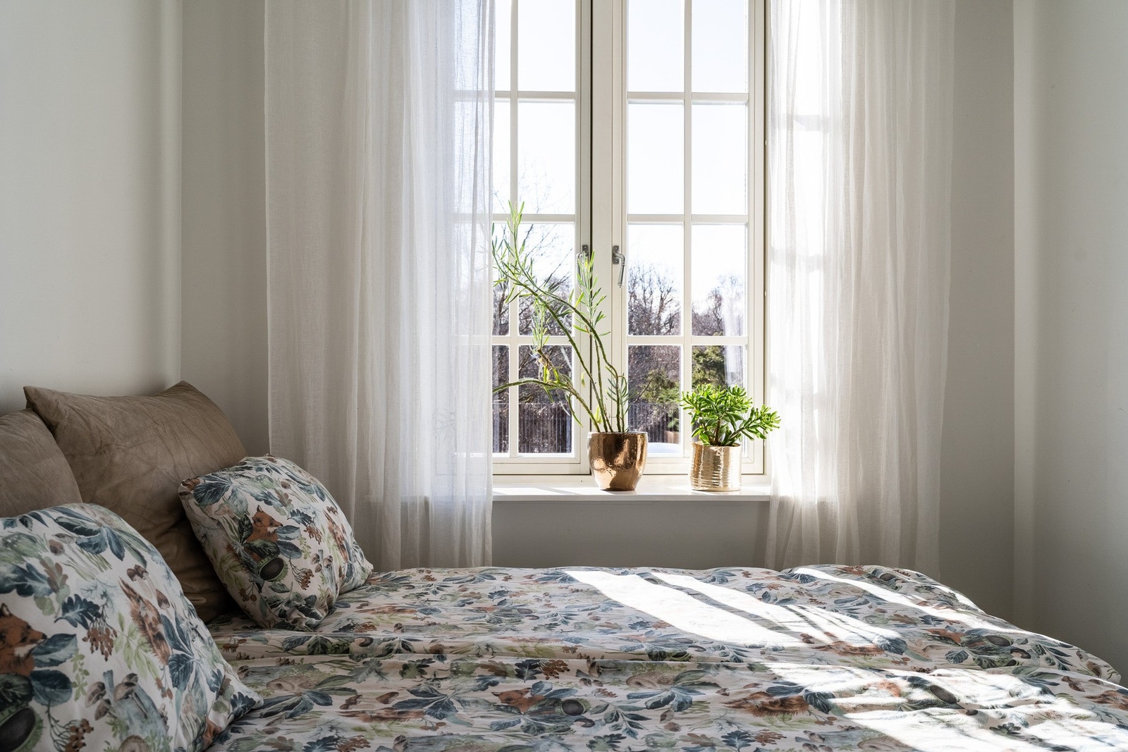 Soverom 1 på hovedplanet er lysfylt, der de brede vinduene gir utsikt til den fredelige gaten. Galleribilde