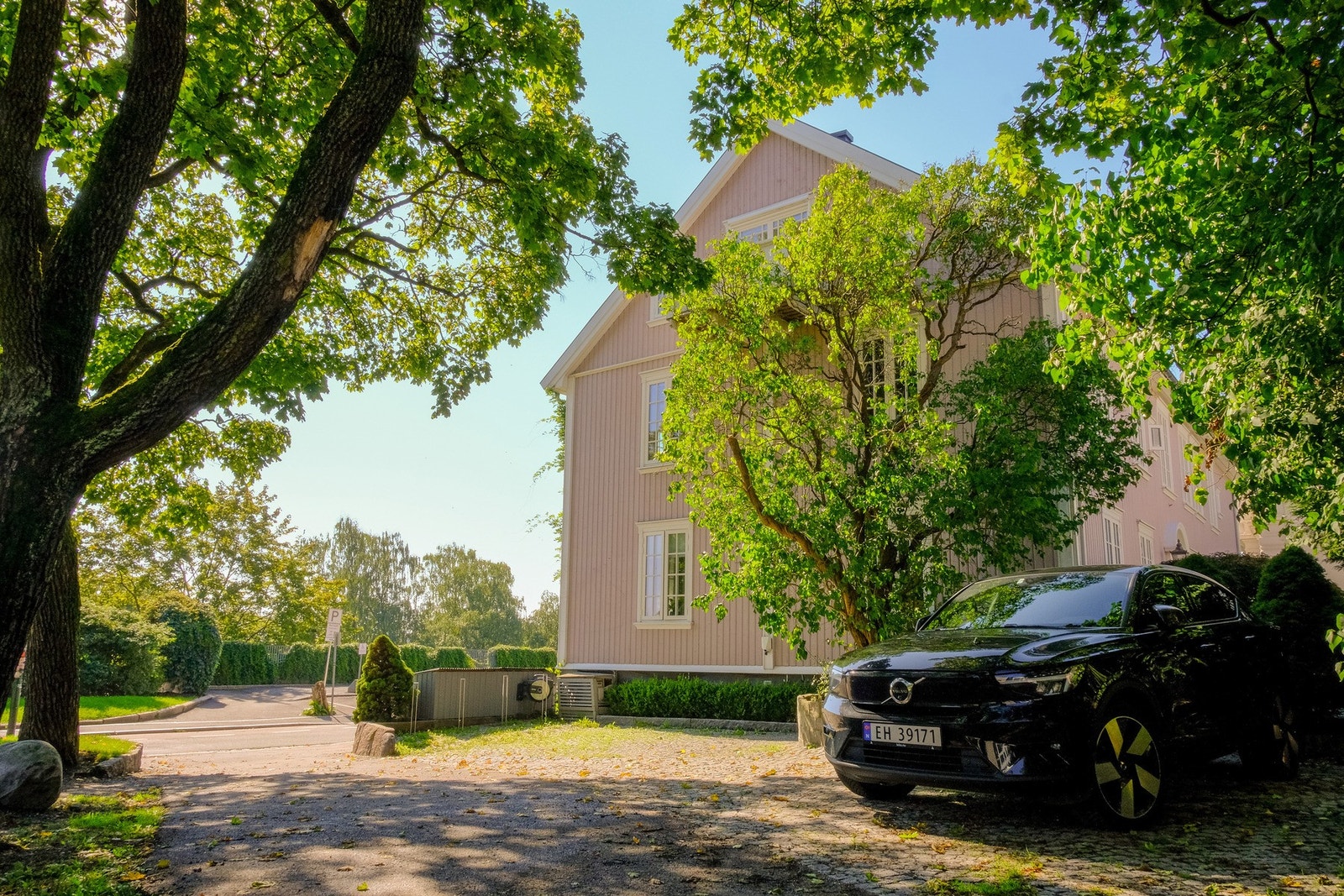 Grønt overalt: huset grenser til en liten park mot øst, og Æreslunden mot sør. Galleribilde