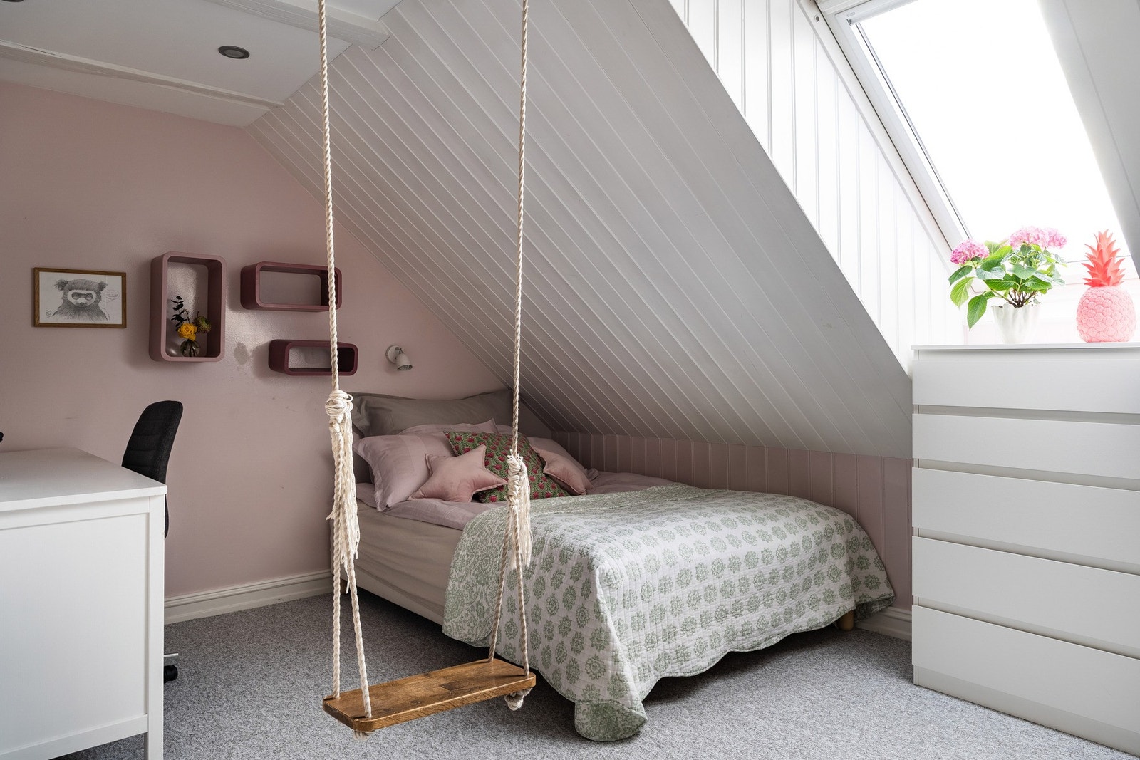 Soverom 4 er et koselig, rosa barneværelse med huske fra takbjelkene og en liten hems. Galleribilde