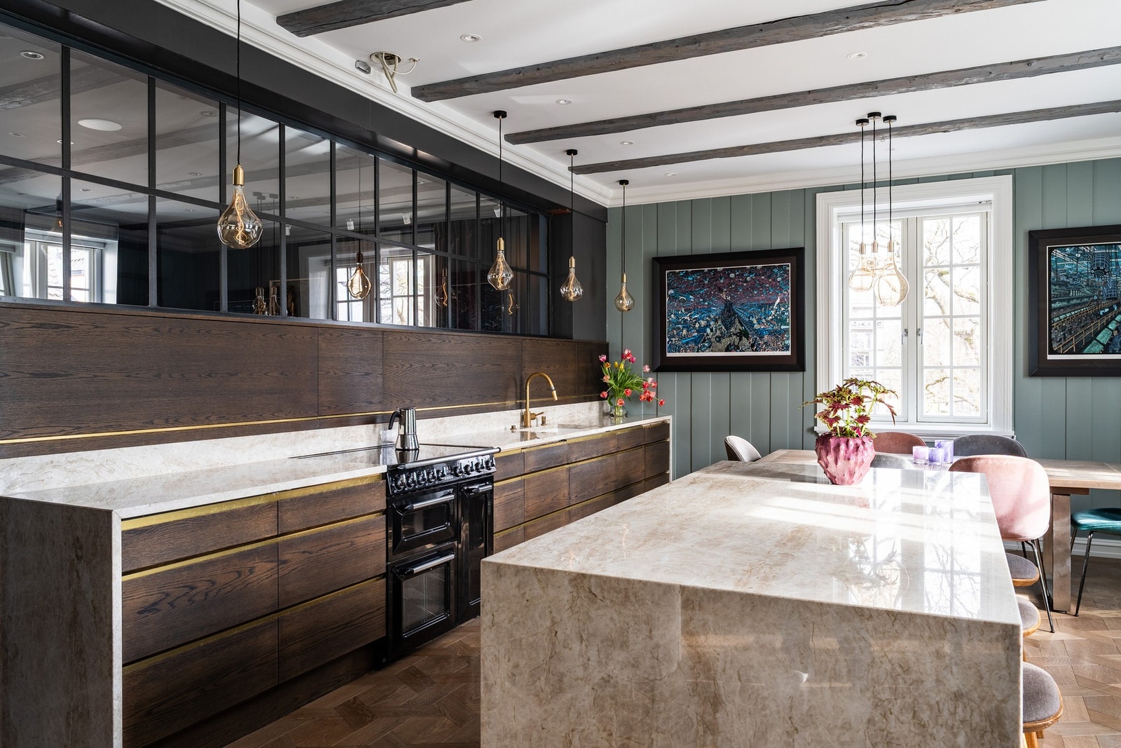 Innredningen har skapstammer av heltre eik, mens de store benkeplatene er av eksklusiv Taj Mahal kvarts fra Ellingard Collection. Galleribilde