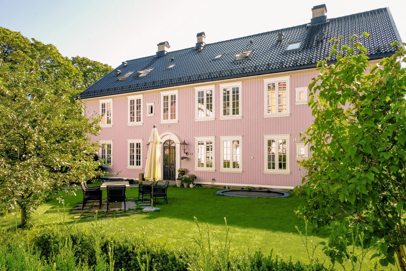 Bakhagen er en skjult oase, perfekt for avslapning, lek og sommerfester. Galleribilde