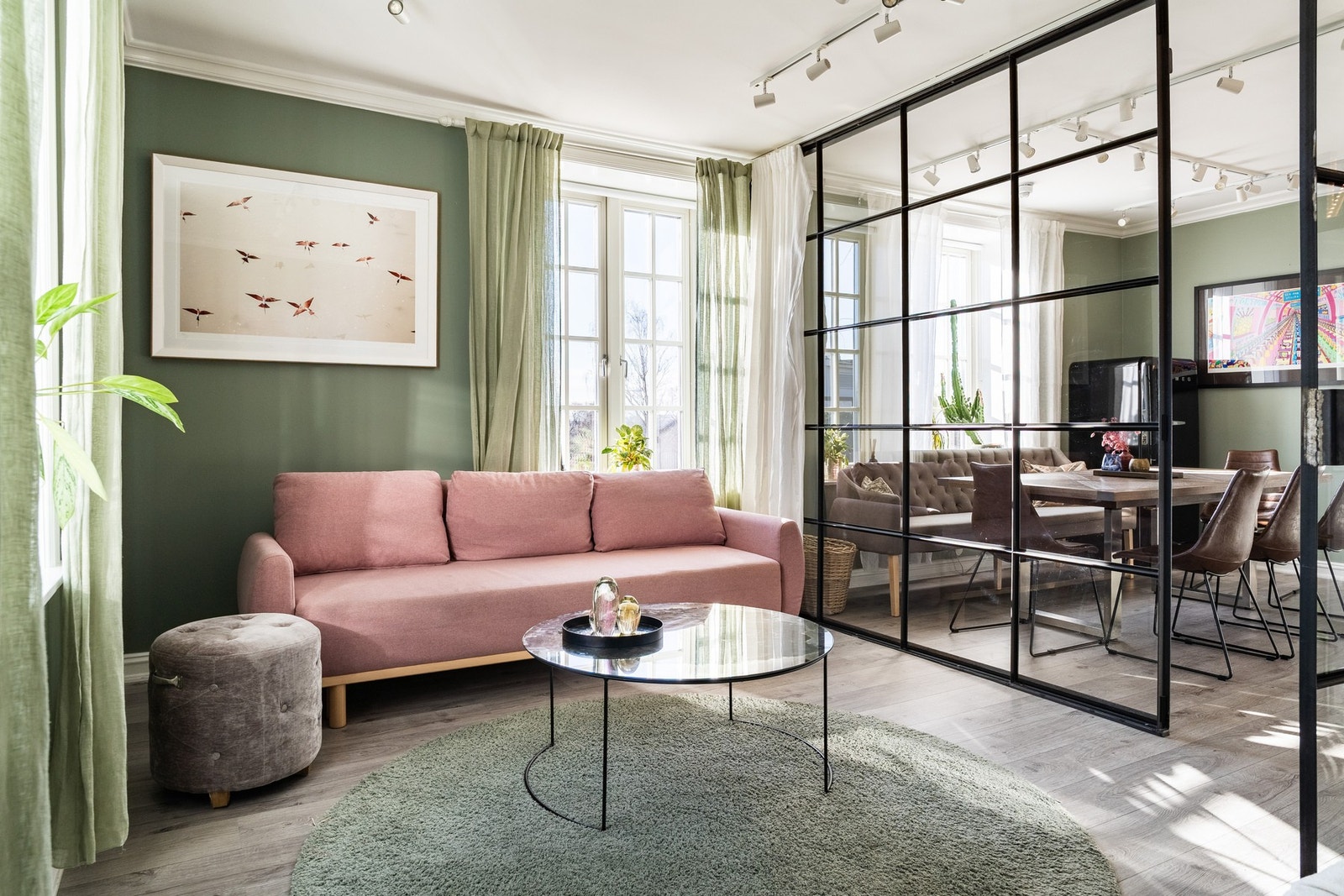 De store vinduene i hjørnestuen slipper inn masse lys og har utsikt over det grønne nærområdet. Galleribilde