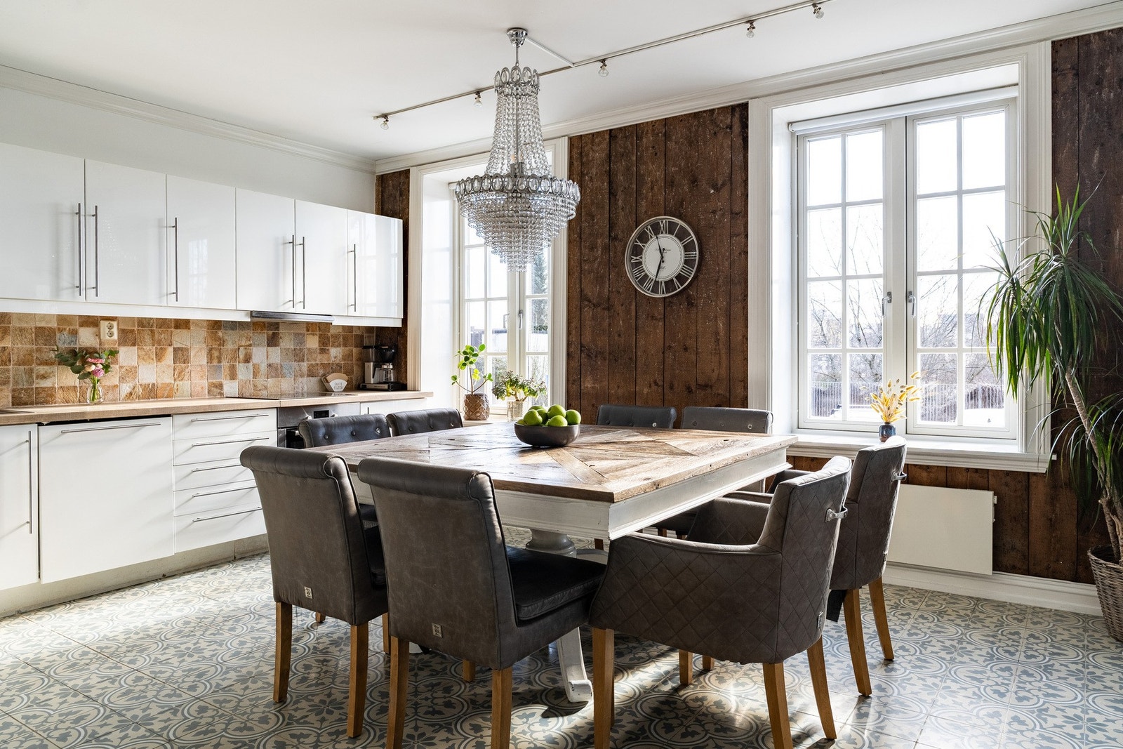 Travertin-fliser over benken og originale 1700-tallspaneler på veggene, gir rommet en varm og innbydende atmosfære. Galleribilde