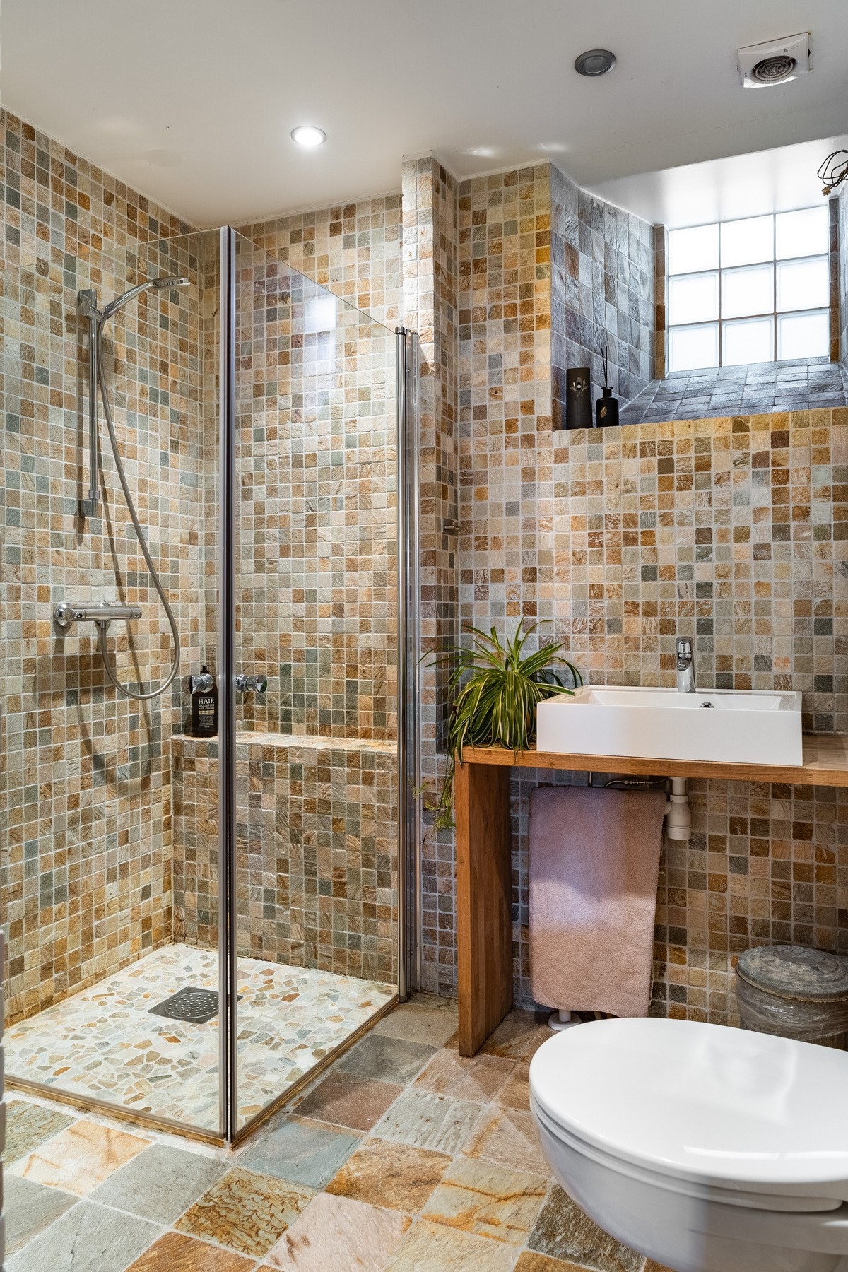 Underetasjen i seksjon 1 har også et praktisk bad, utstyrt med dusj, toalett og vask, samt en nisje for vaskesøyle. Galleribilde