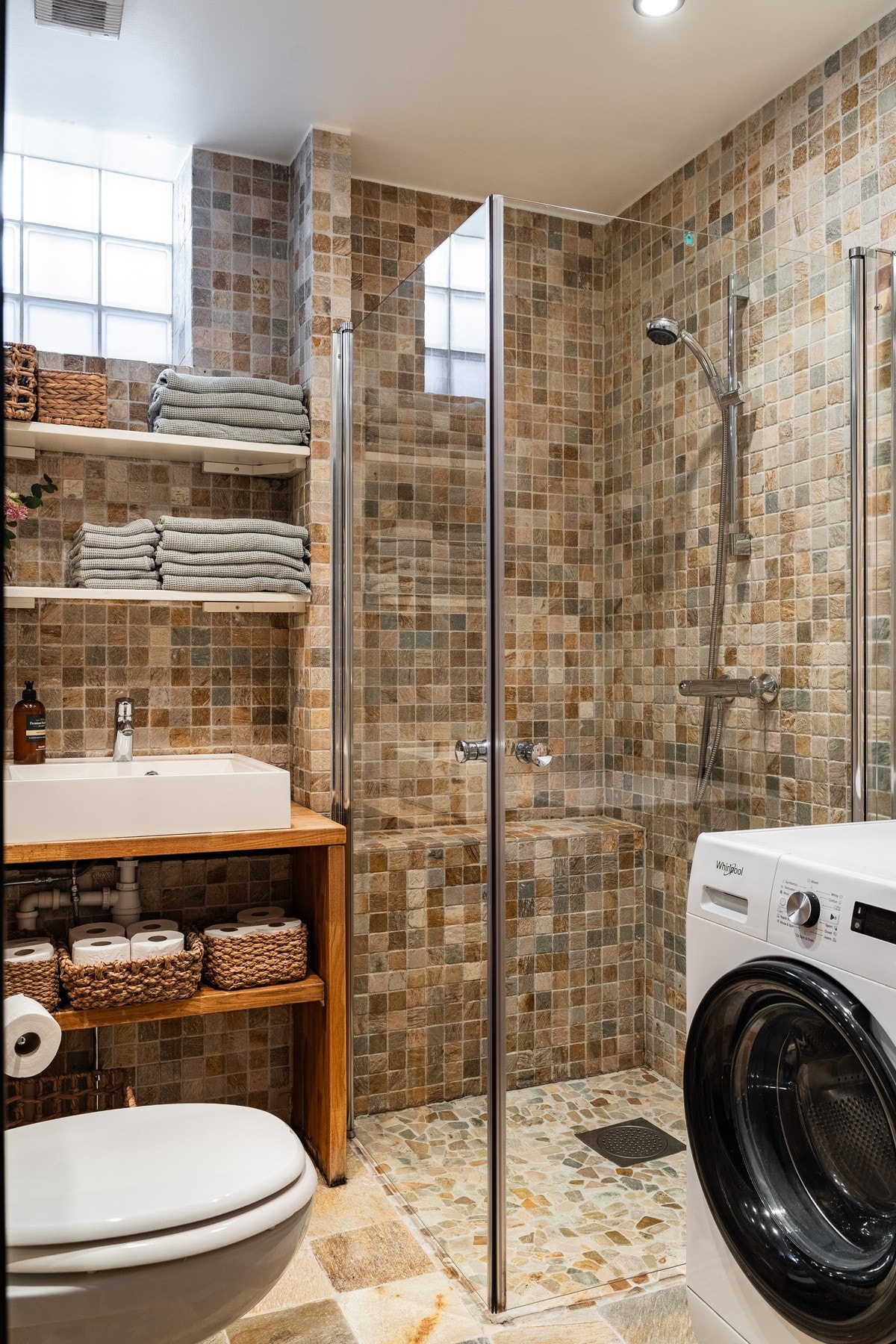 Leiligheten har to nesten identiske bad i underetasjen, dette med vakre travertin steinfliser. Galleribilde